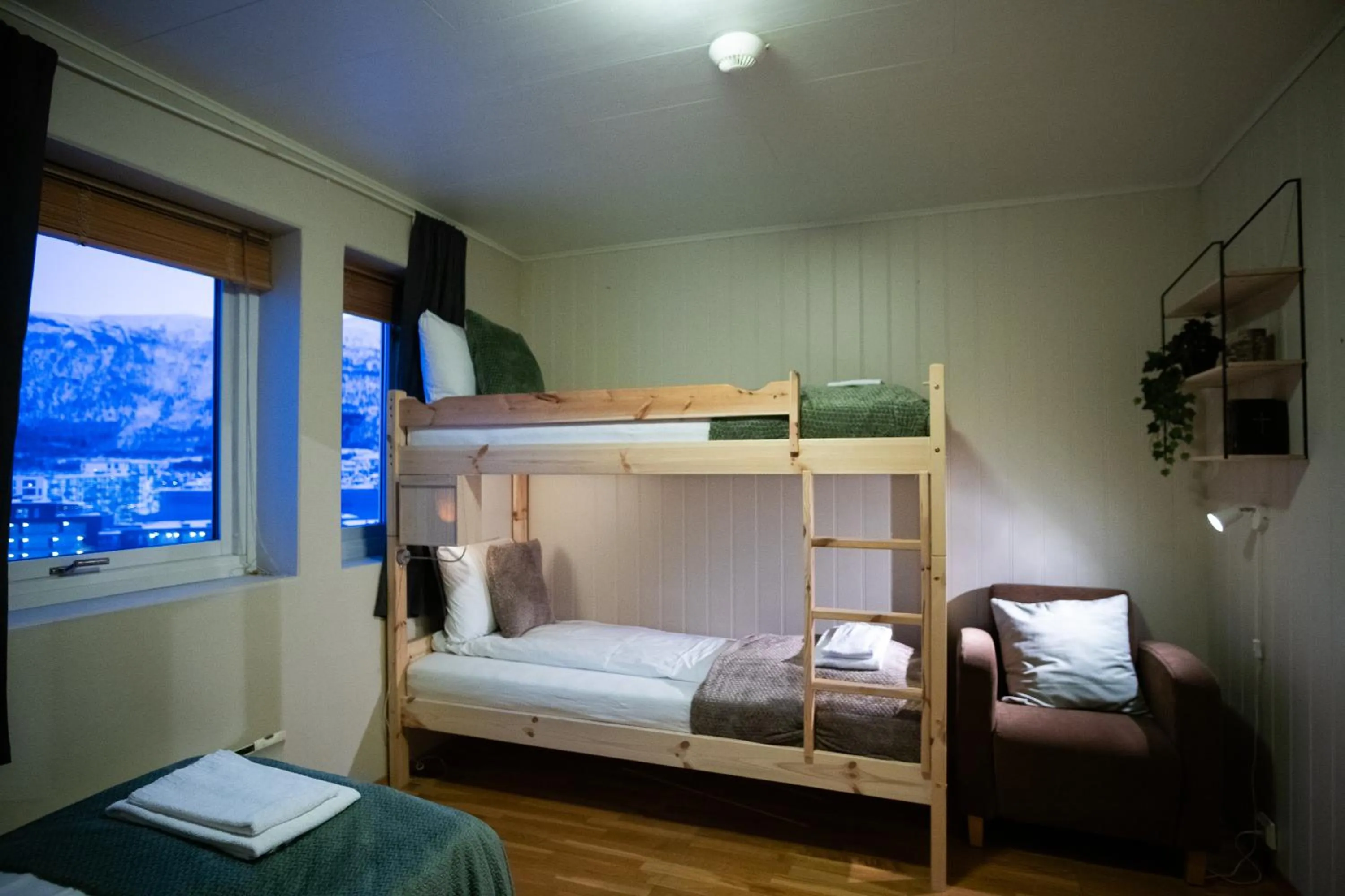 Cozy Studio Close to City, Kitchen & Parking