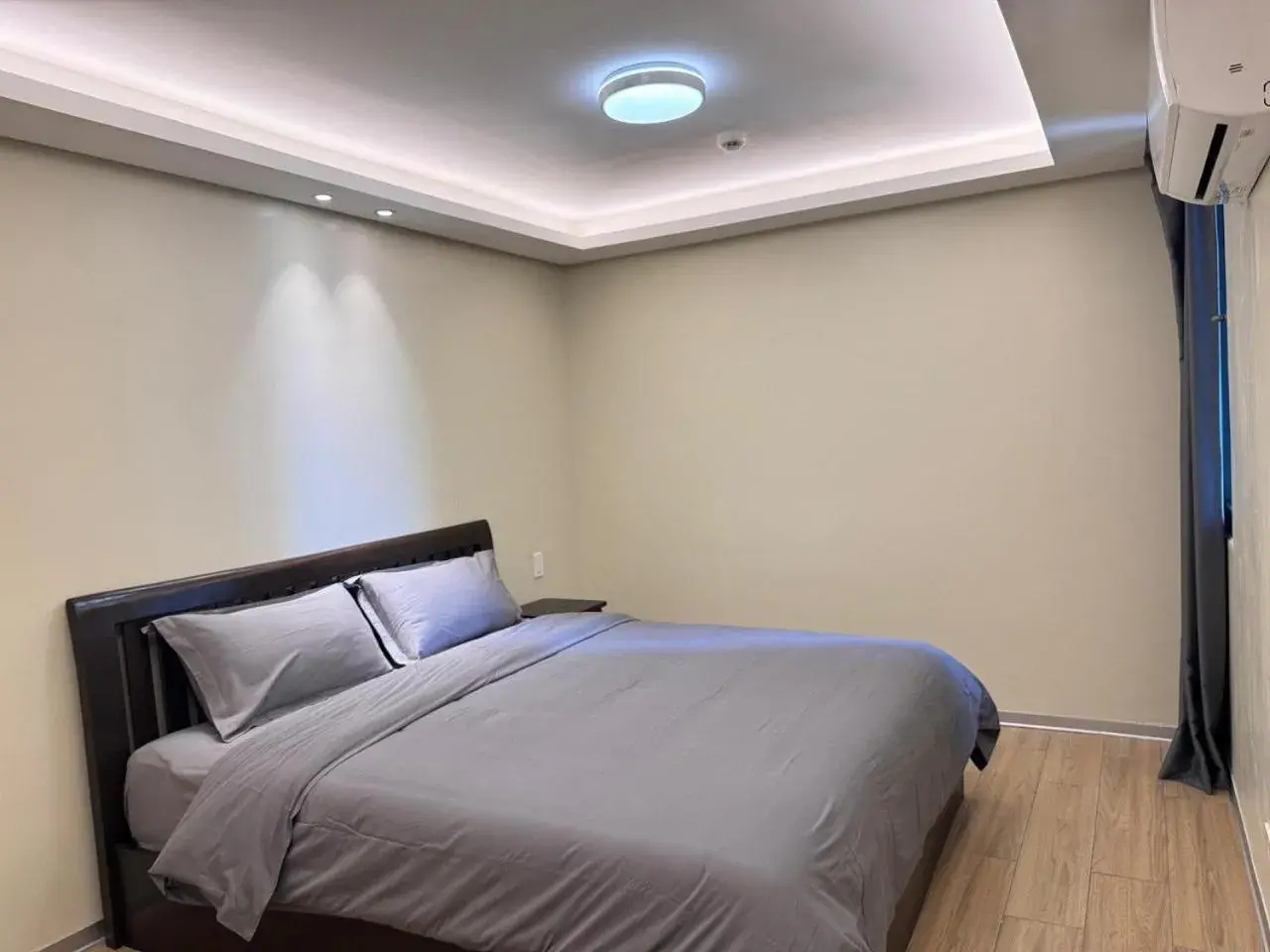 King Studio with Sofa Bed in LCONDOTEL Hotel Studio with Balcony at Imperial Plaza near MOA NAIA PITX King Studio with Sofa Bed in LCONDOTEL Hotel Studio with Balcony at Imperial Plaza near MOA NAIA PITX