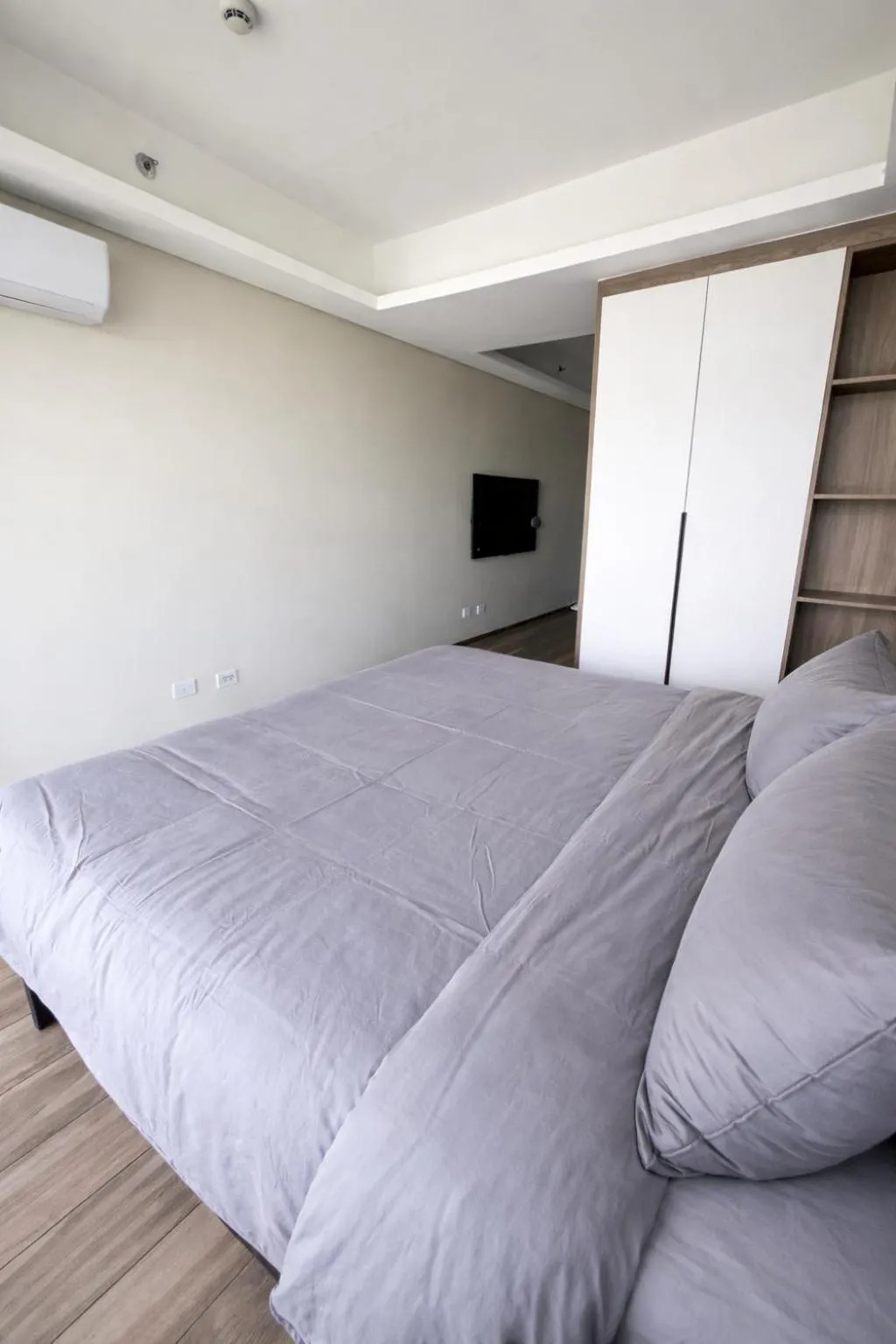 Patio, Bed in LCONDOTEL Hotel Studio with Balcony at Imperial Plaza near MOA NAIA PITX