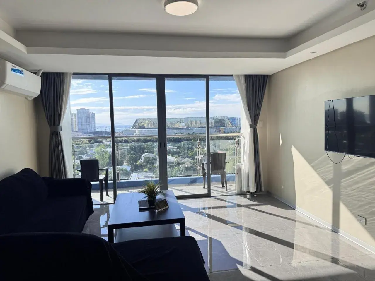 Three-Bedroom Apartment with Harbor View in LCONDOTEL Hotel Studio with Balcony at Imperial Plaza near MOA NAIA PITX Three-Bedroom Apartment with Harbor View in LCONDOTEL Hotel Studio with Balcony at Imperial Plaza near MOA NAIA PITX