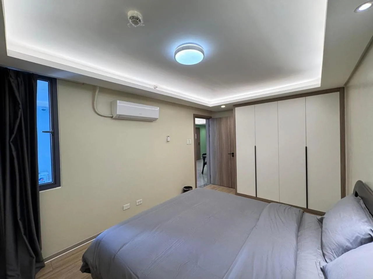 Bed in LCONDOTEL Hotel Studio with Balcony at Imperial Plaza near MOA NAIA PITX