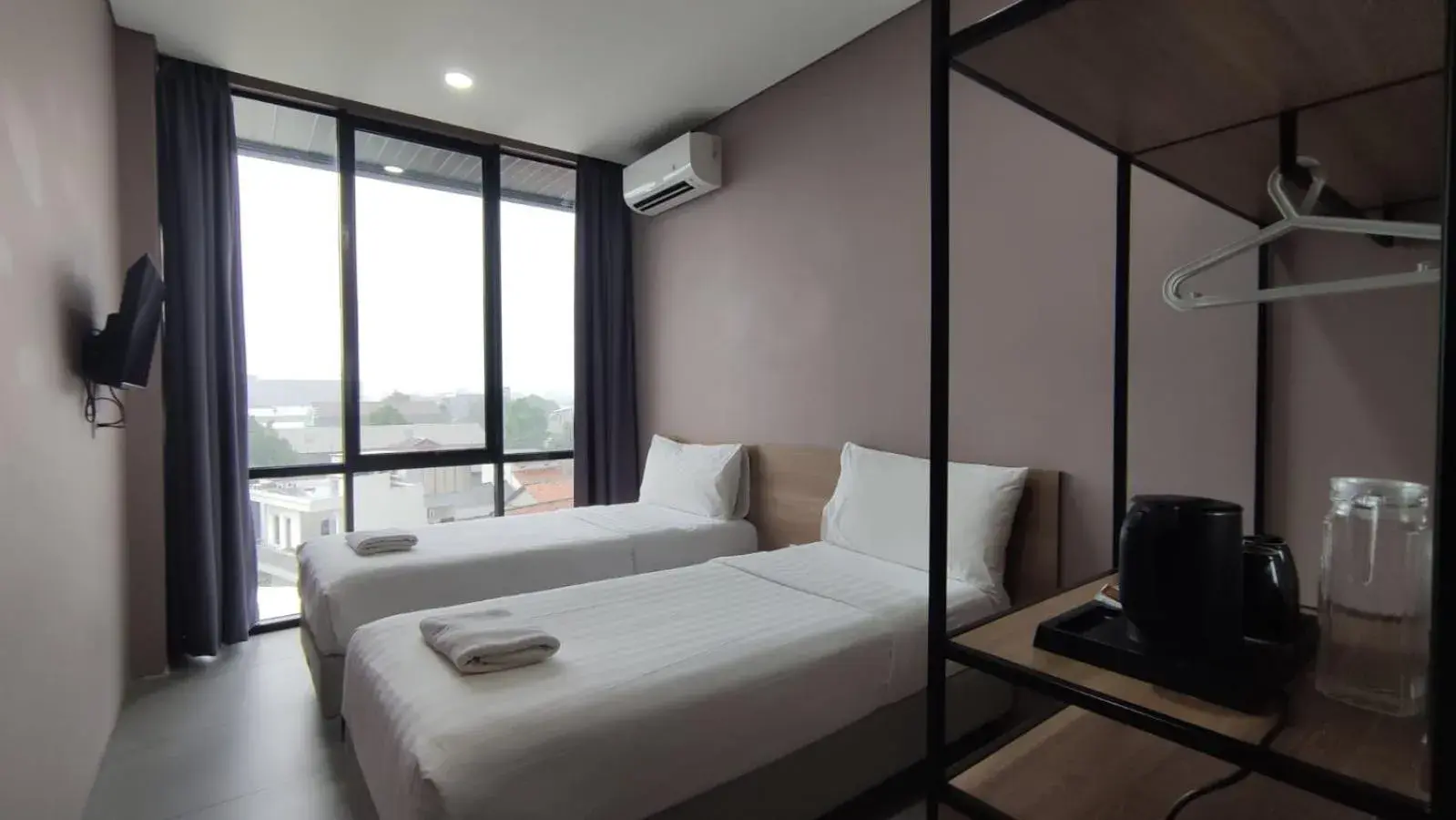 Superior Twin Room in VNC Alam Sutera Hotel Powered by Archipelago Superior Twin Room in VNC Alam Sutera Hotel Powered by Archipelago