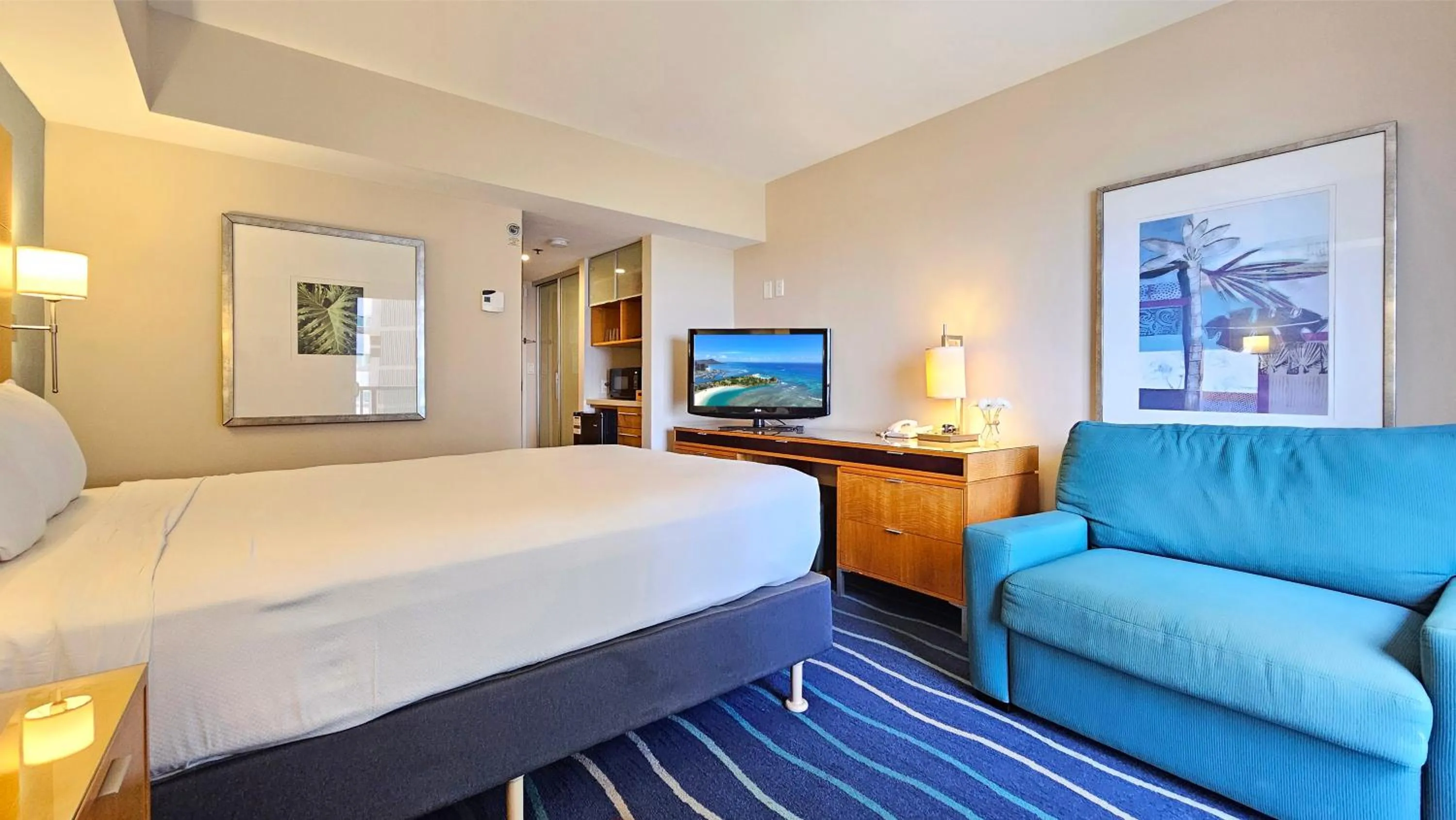Bedroom, Bed in Ocean View Room at Ala Moana Hotel- Fees include