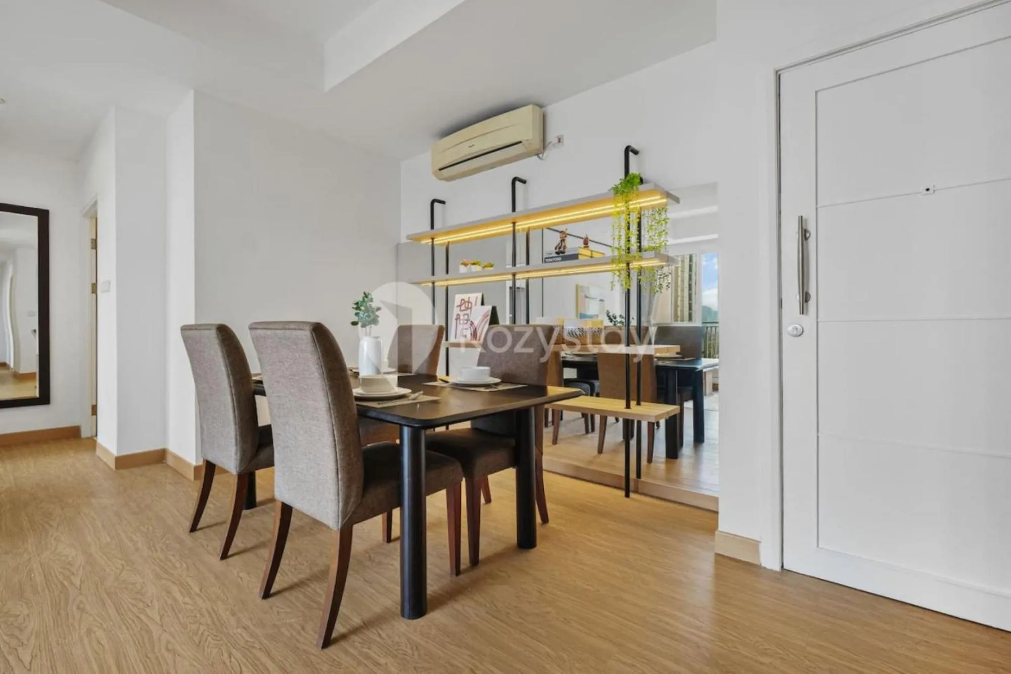 Dining area in Sienna by Kozystay - Dharmawangsa