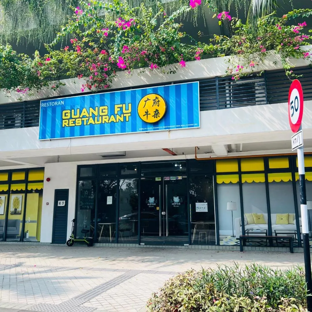Restaurant/places to eat in Seaview 2B1R 4pax Condo Forest City 4D-1809