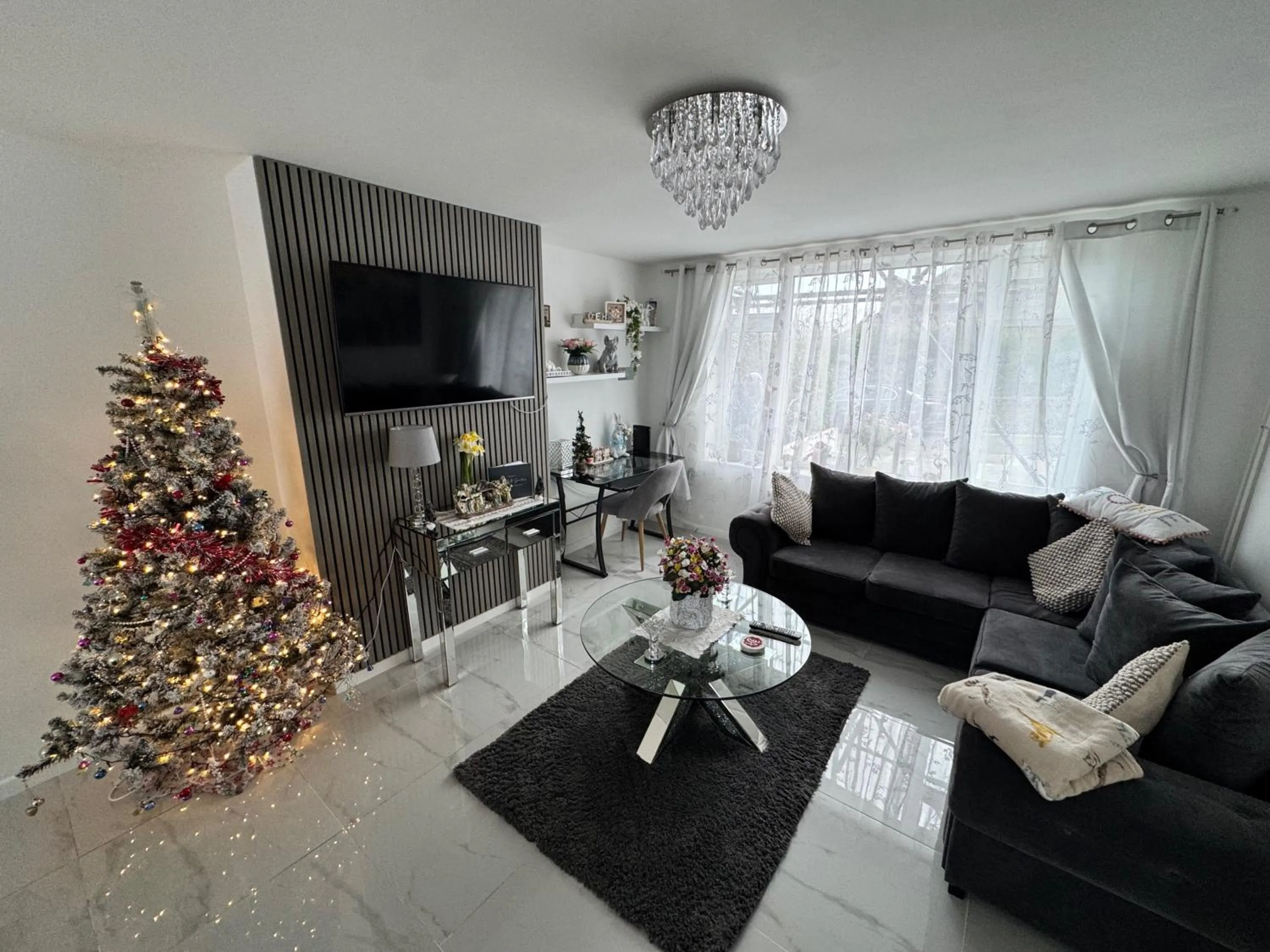 Modern 3-Bed Hideaway Near Westgate With Parking