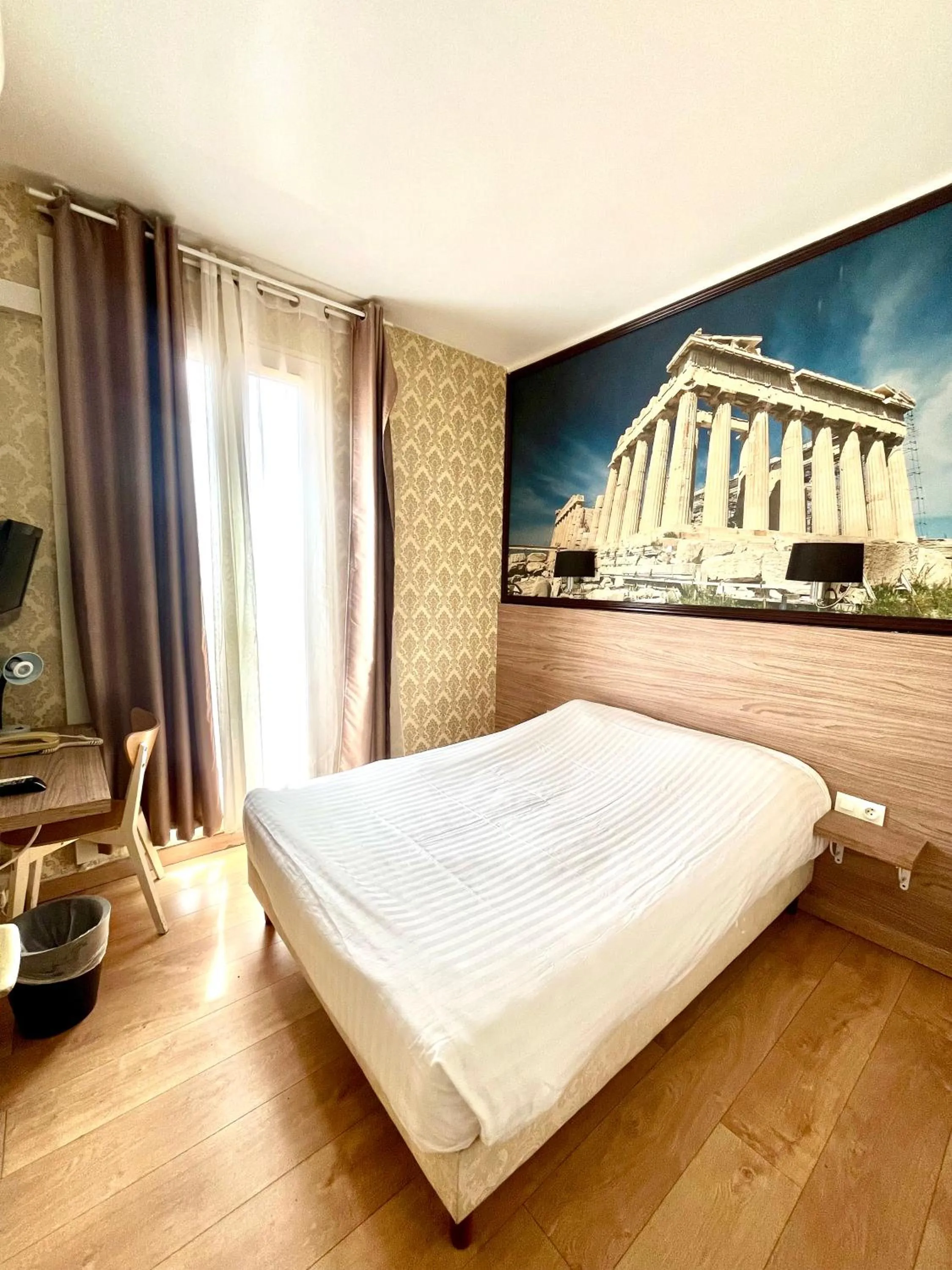 Photo of the whole room, Bed in HOTEL DU PARC