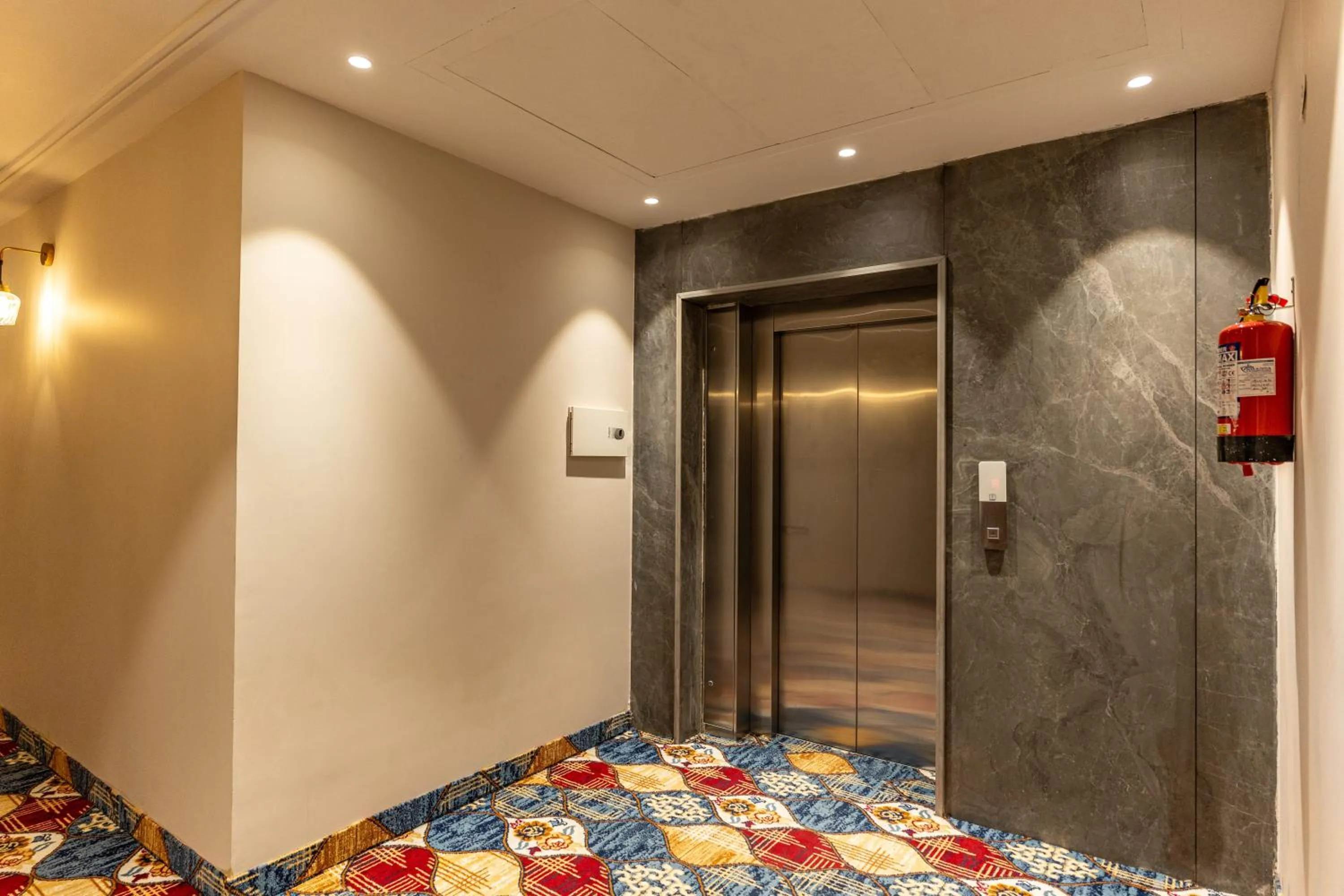 elevator in City Klyde Inn