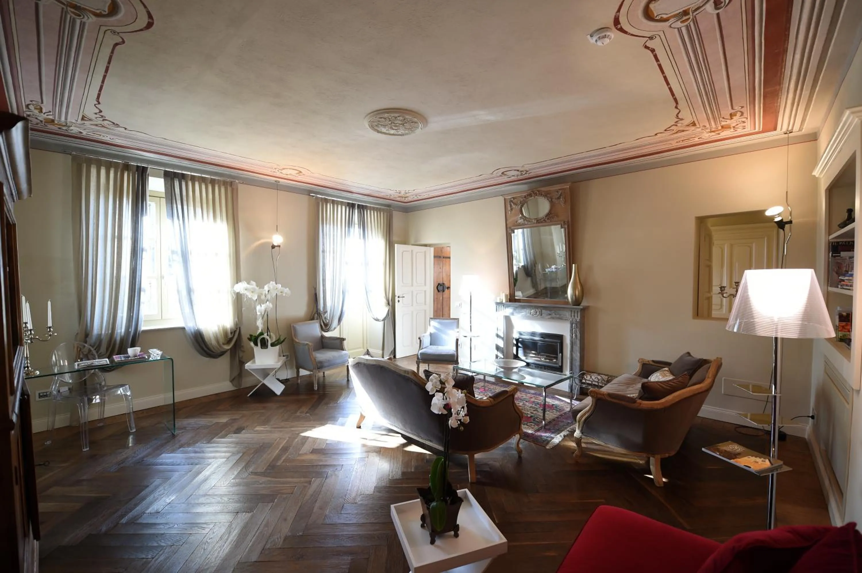 Communal lounge/ TV room in Villa Fontana Relais Suite & Spa