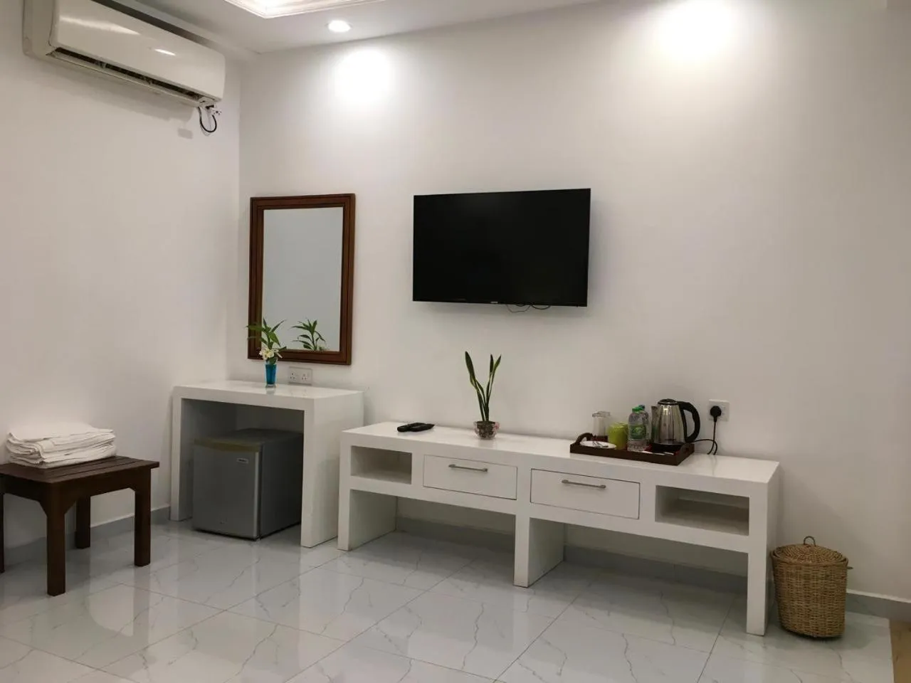 TV and multimedia in Lavinia Bay Beach Hotel