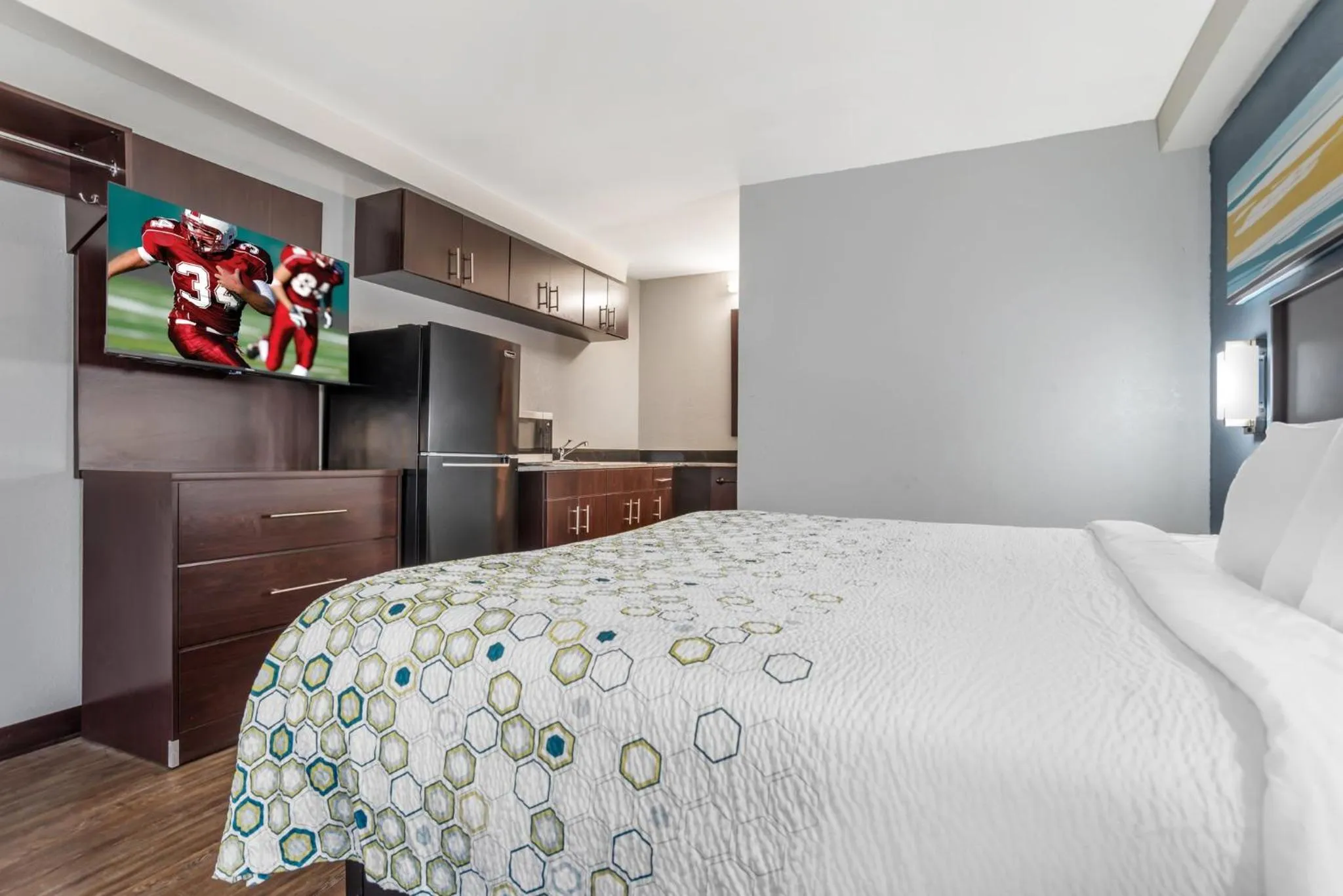 Photo of the whole room, Bed in HomeTowne Studios by Red Roof Montgomery - Midtown