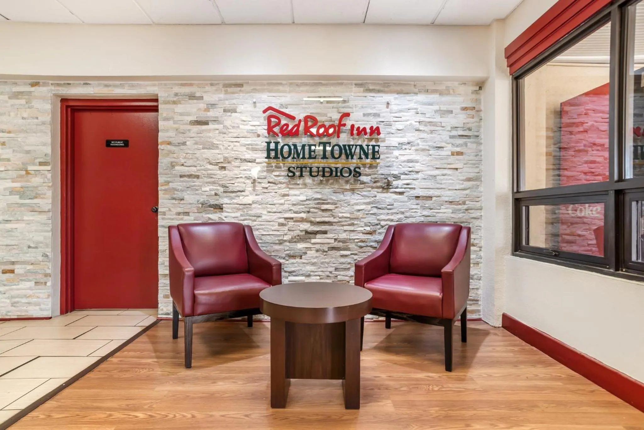 Lobby or reception in HomeTowne Studios by Red Roof Montgomery - Midtown