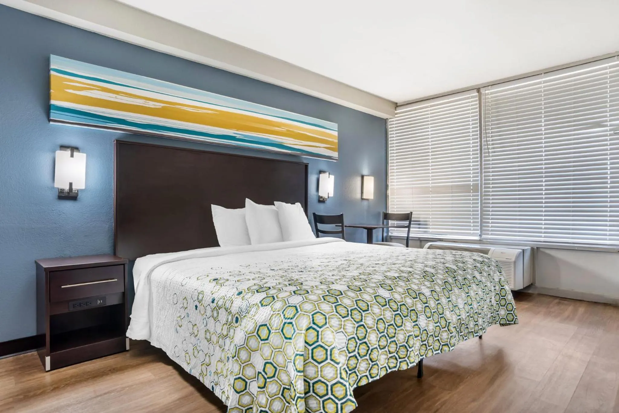 Photo of the whole room, Bed in HomeTowne Studios by Red Roof Montgomery - Midtown