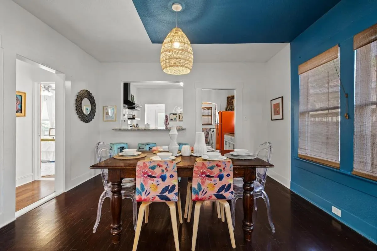 Gorgeous Artistic Fully Fenced Home Near Downtown