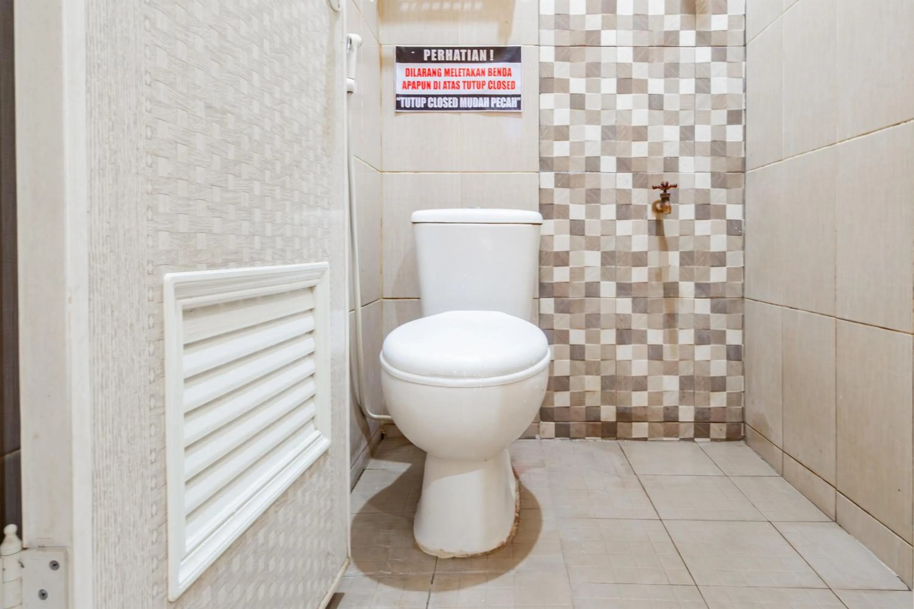 Bathroom in SPOT ON 93965 Ibrahim Guest House Syariah