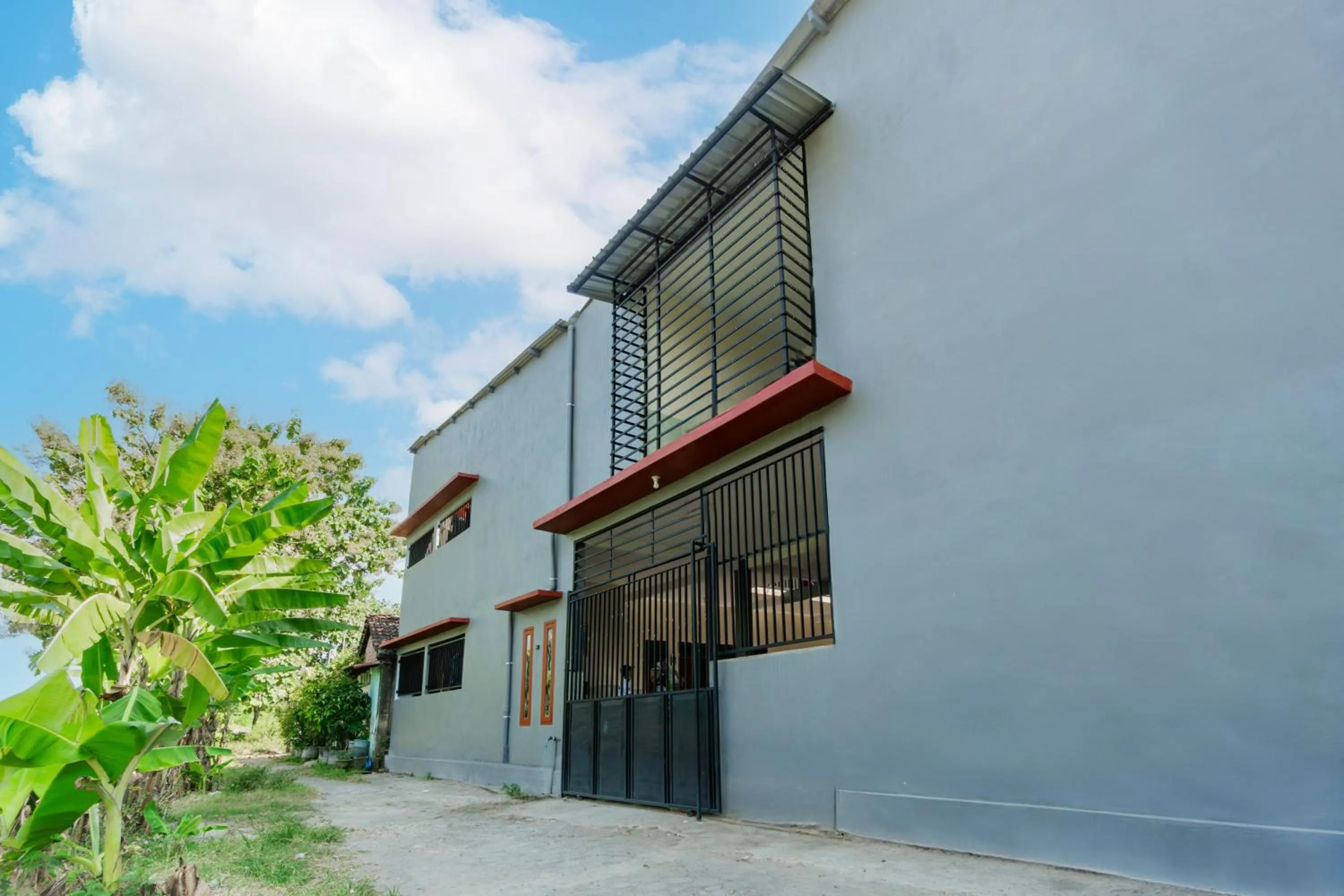 Facade/entrance in SPOT ON 93965 Ibrahim Guest House Syariah