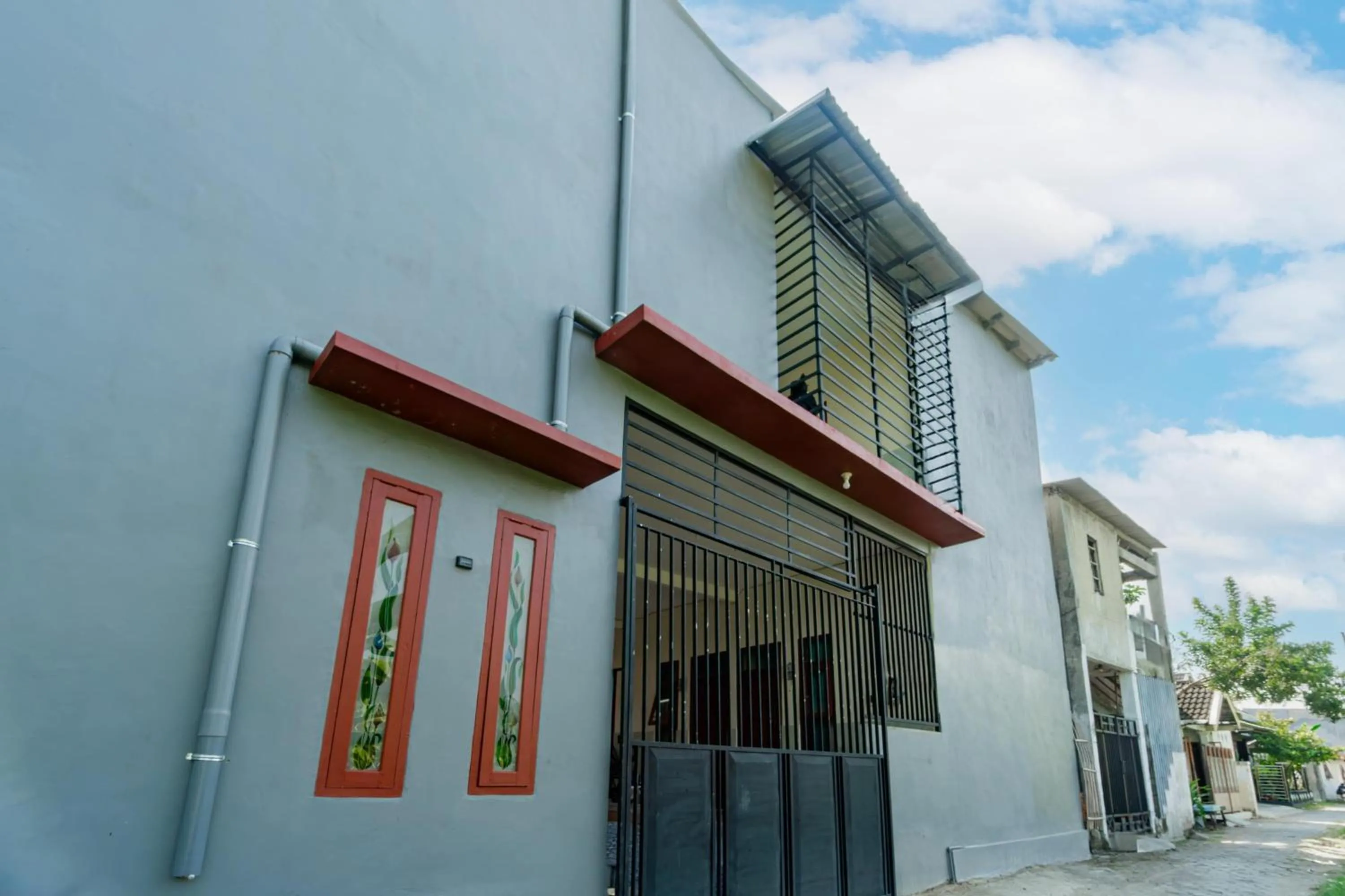 Facade/entrance in SPOT ON 93965 Ibrahim Guest House Syariah