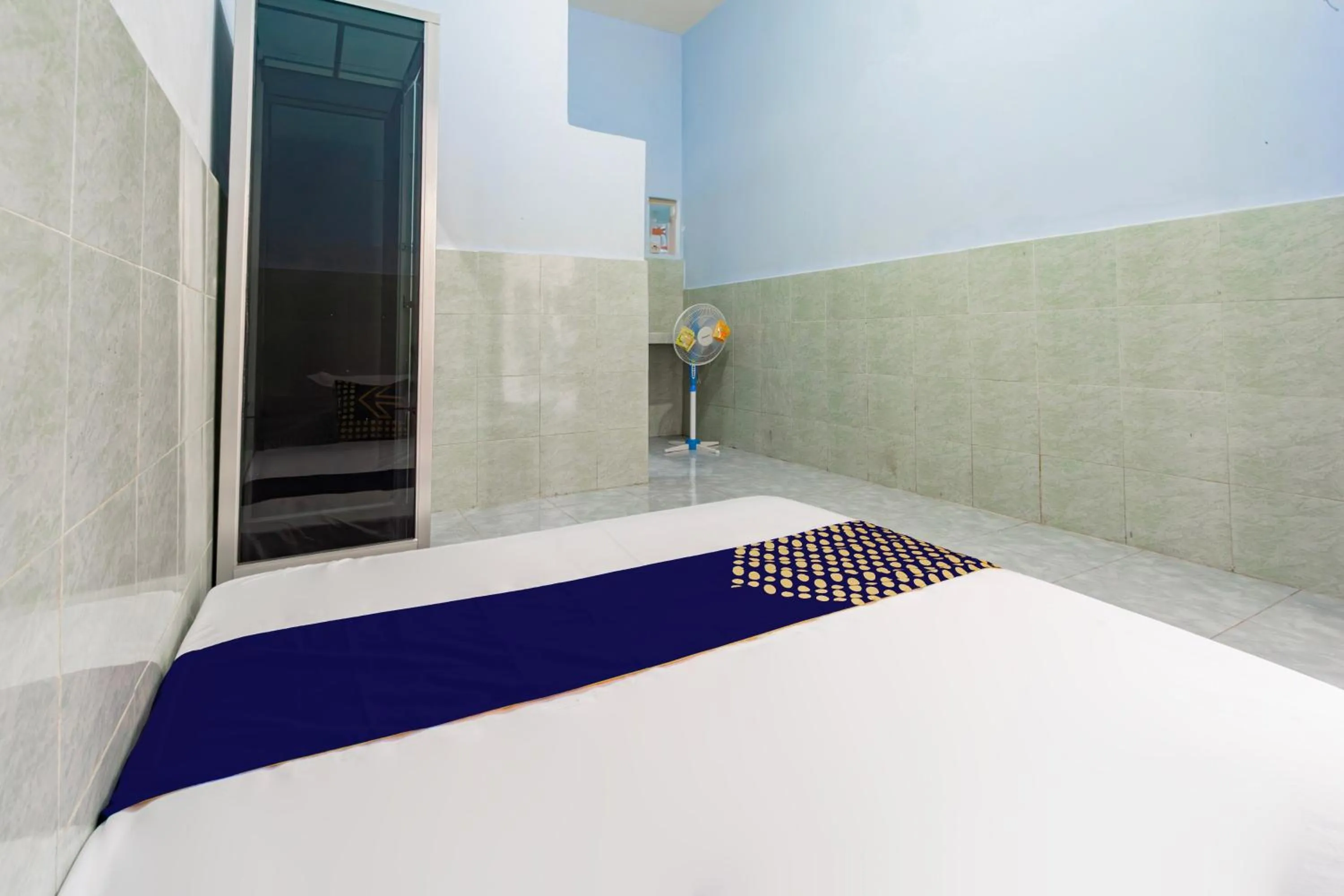 Bedroom, Bed in SPOT ON 93965 Ibrahim Guest House Syariah