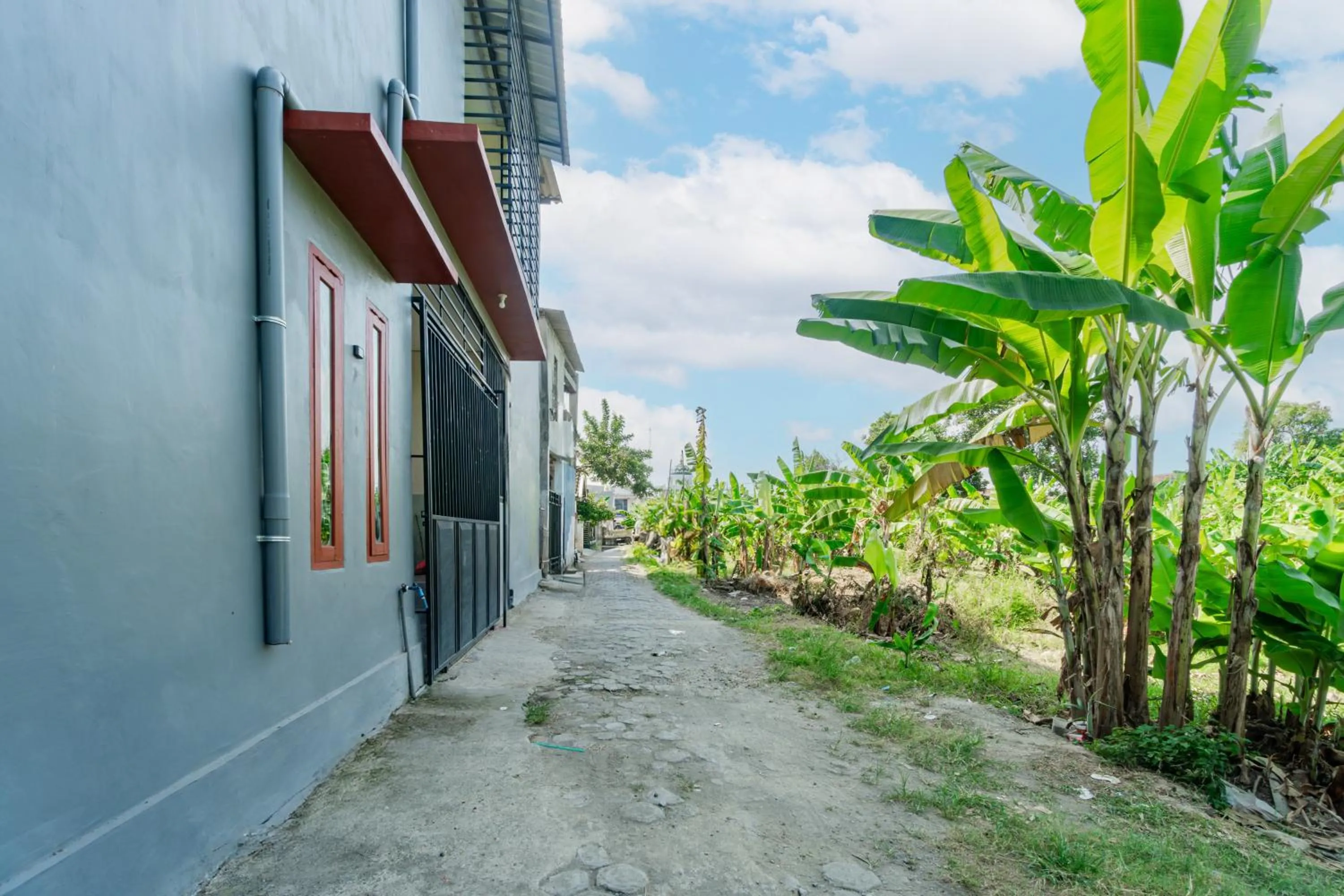 Facade/entrance in SPOT ON 93965 Ibrahim Guest House Syariah