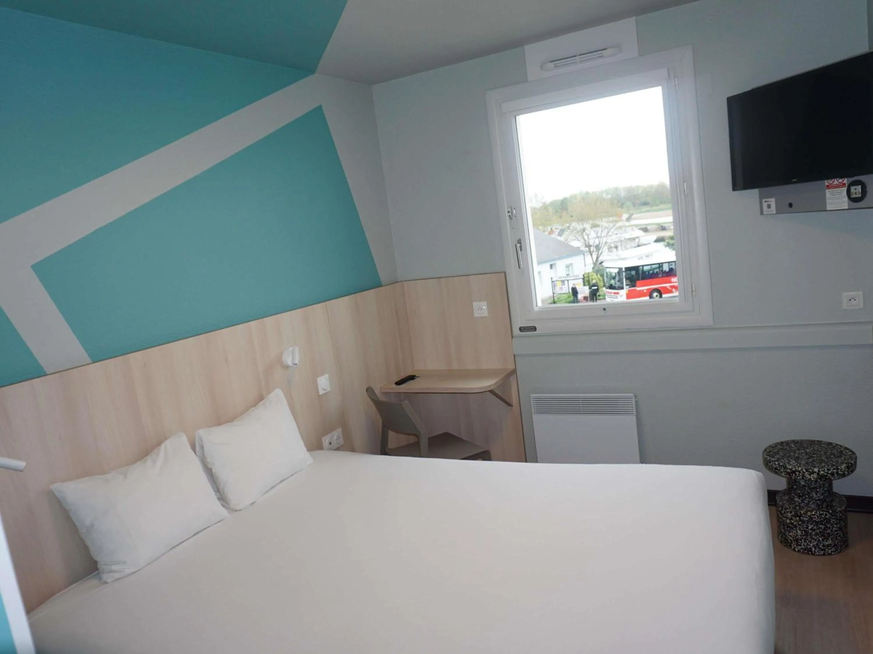 Property building, Bed in ibis budget Honfleur Centre
