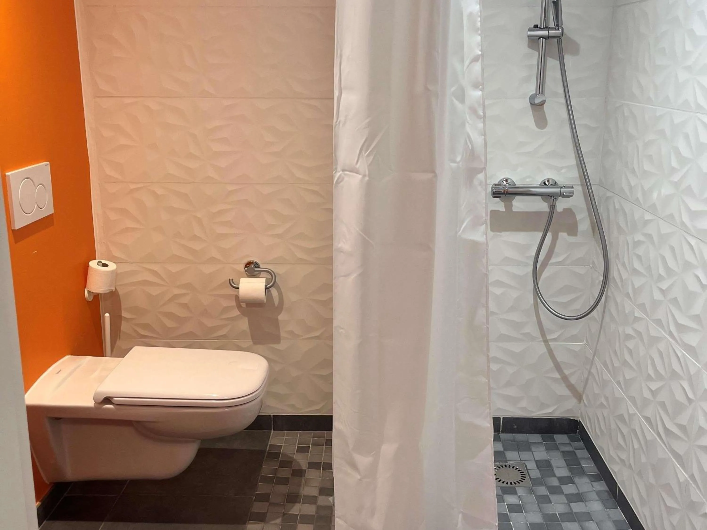 Bedroom in ibis budget Honfleur Centre