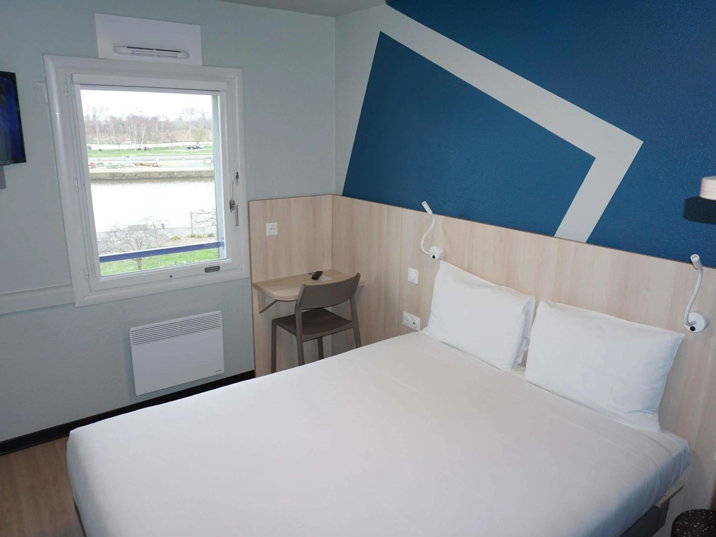 Bedroom, Bed in ibis budget Honfleur Centre