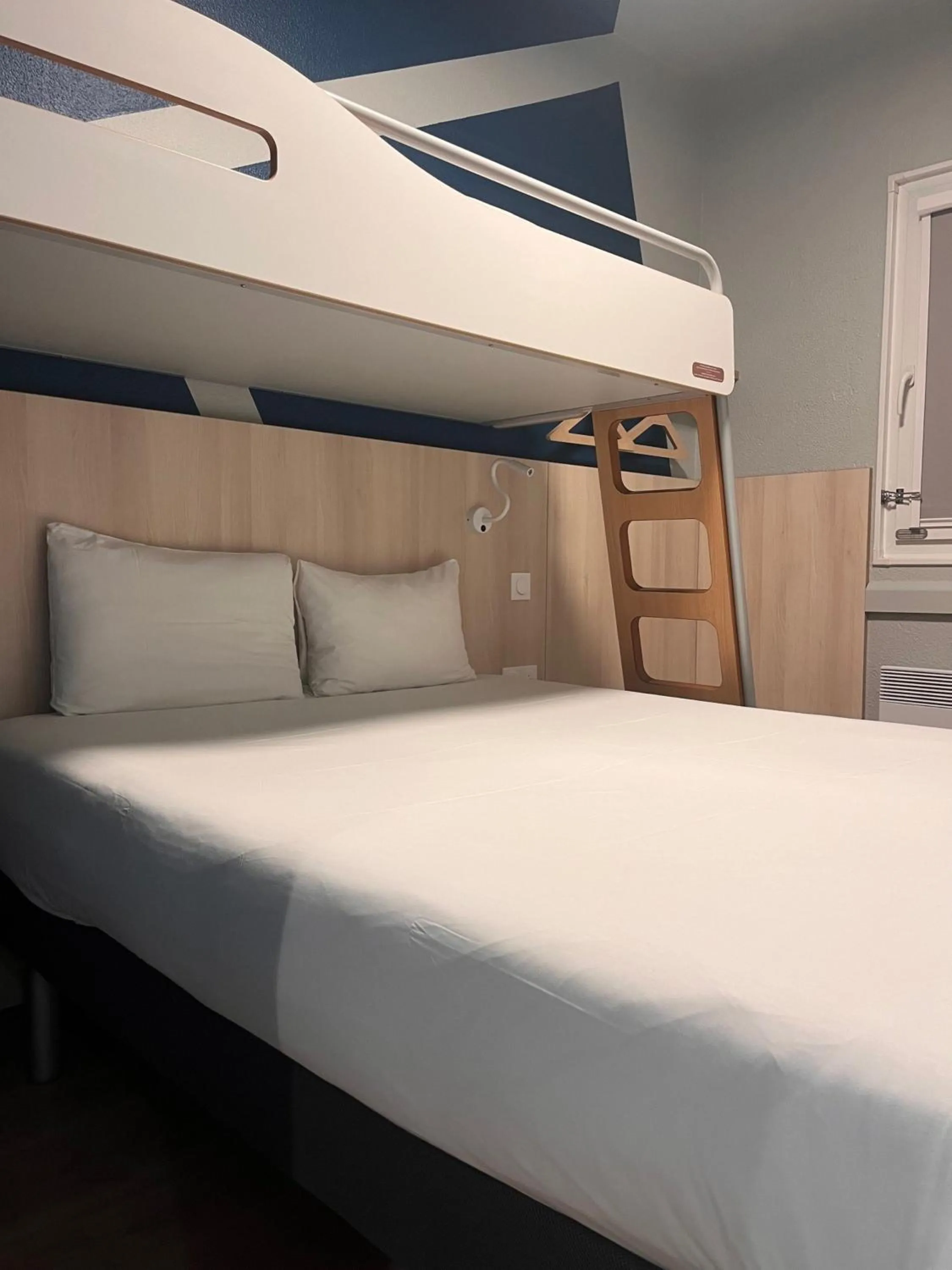 Photo of the whole room, Bed in ibis budget Honfleur Centre
