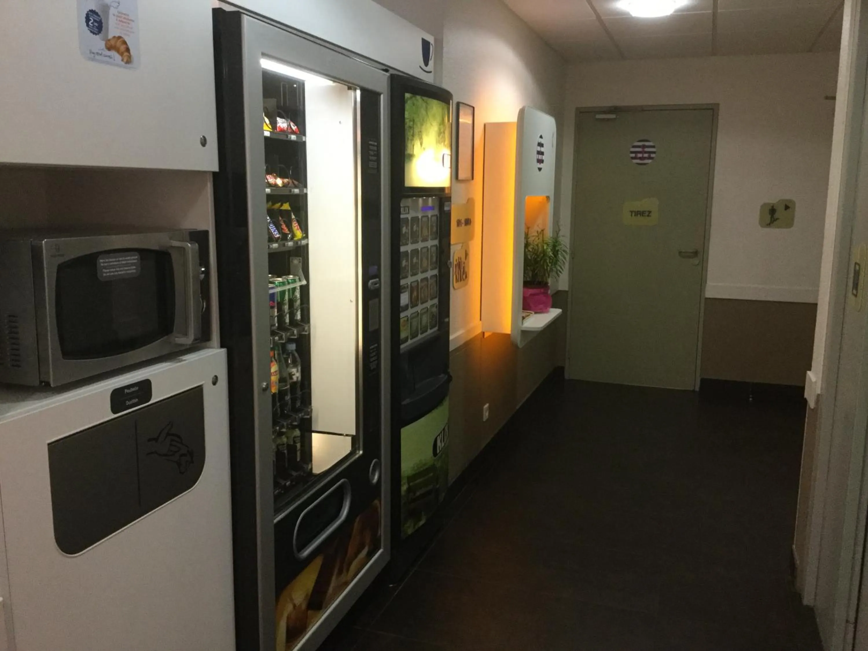 Lobby or reception in ibis budget Honfleur Centre