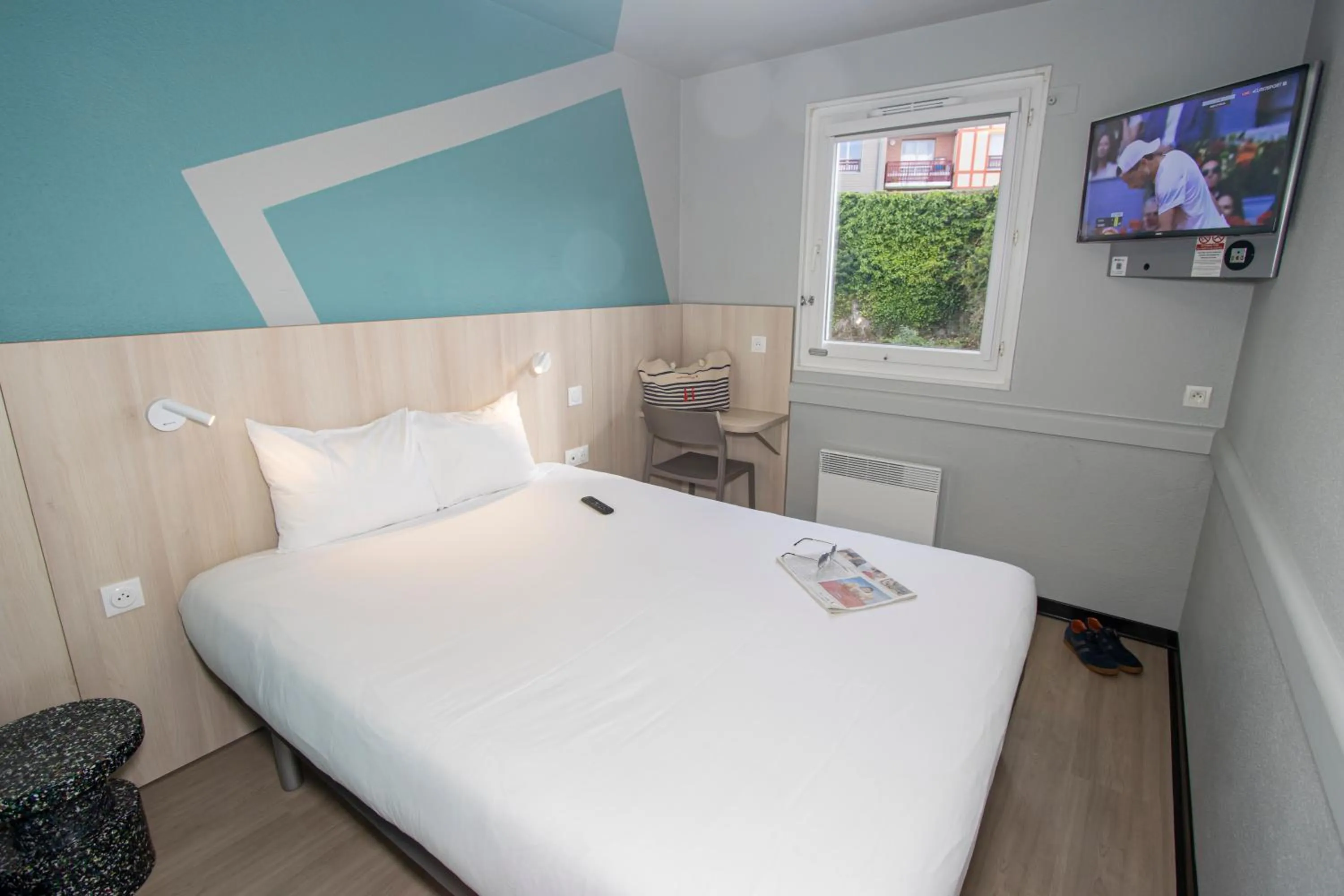 Photo of the whole room, Bed in ibis budget Honfleur Centre