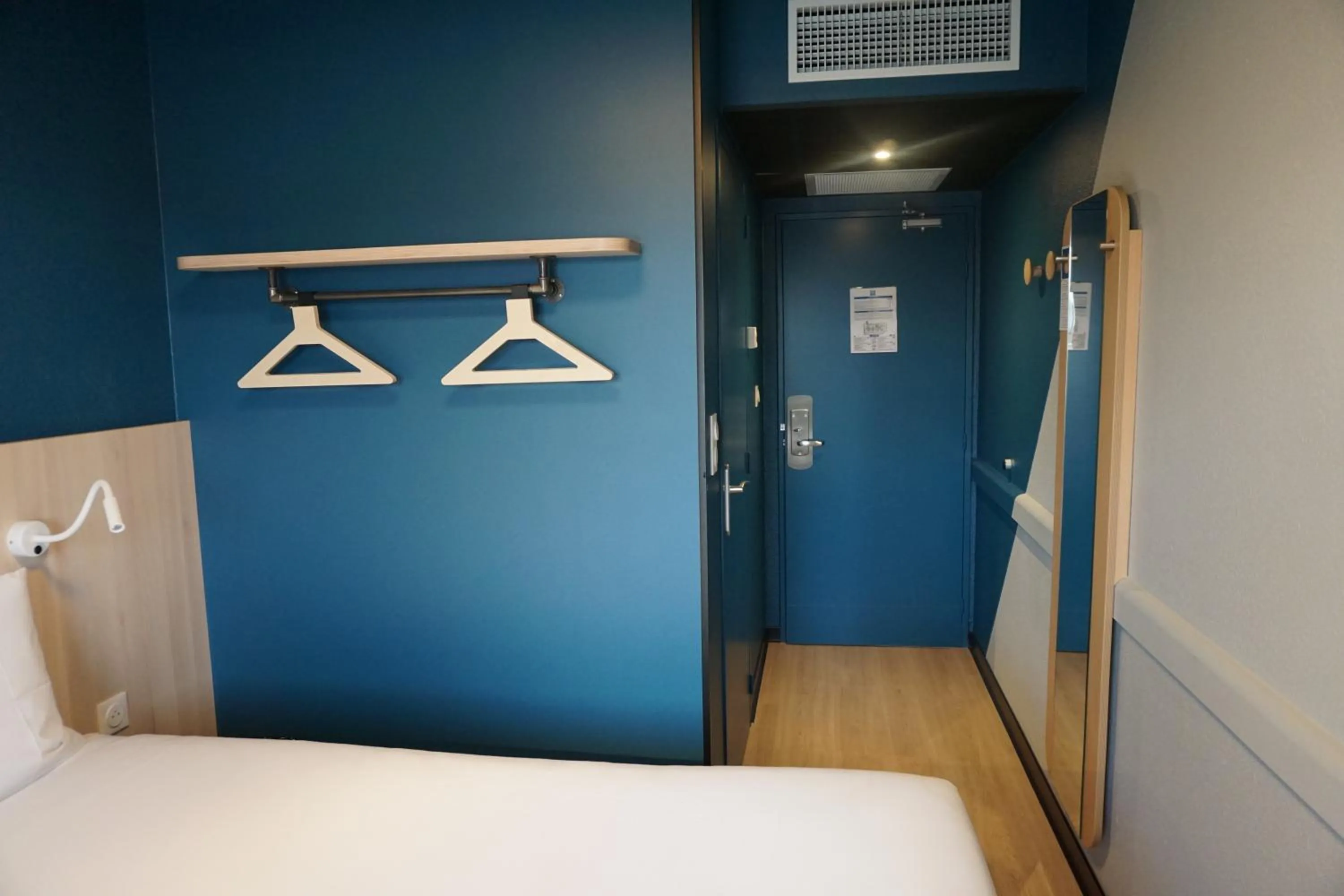 Photo of the whole room, Bed in ibis budget Honfleur Centre