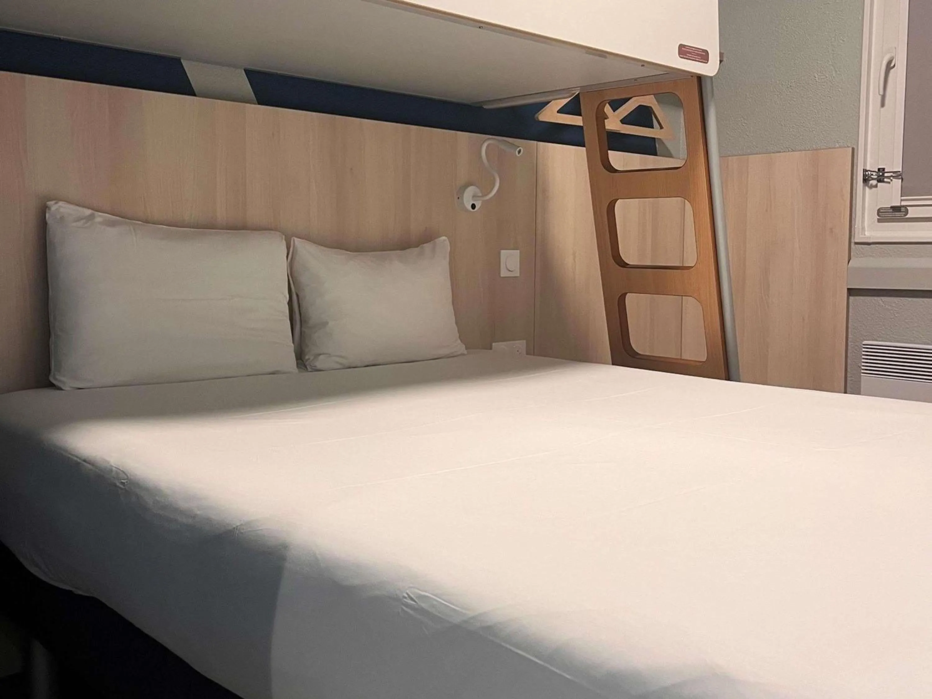 Bedroom, Bed in ibis budget Honfleur Centre