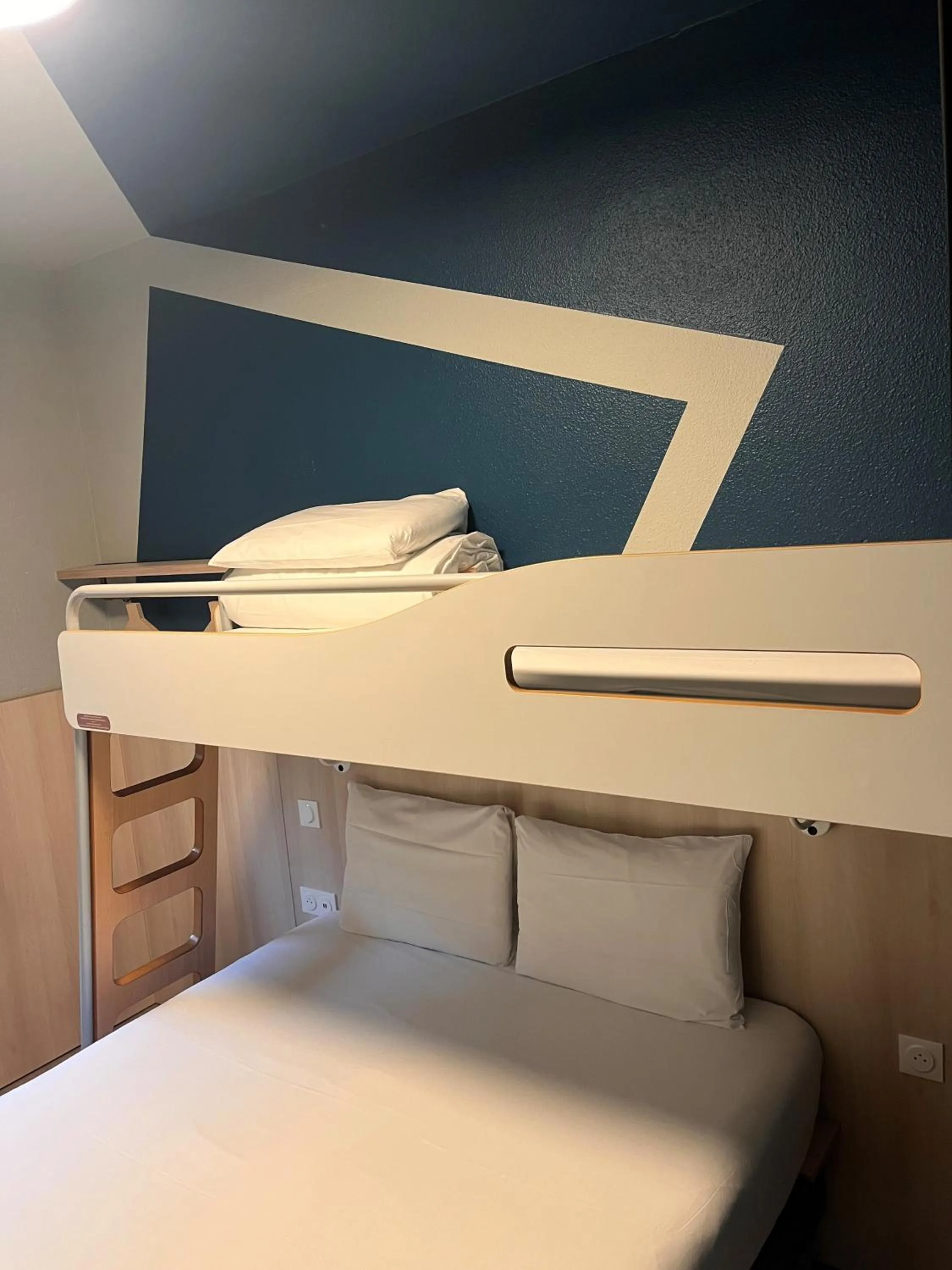 Bedroom, Bed in ibis budget Honfleur Centre