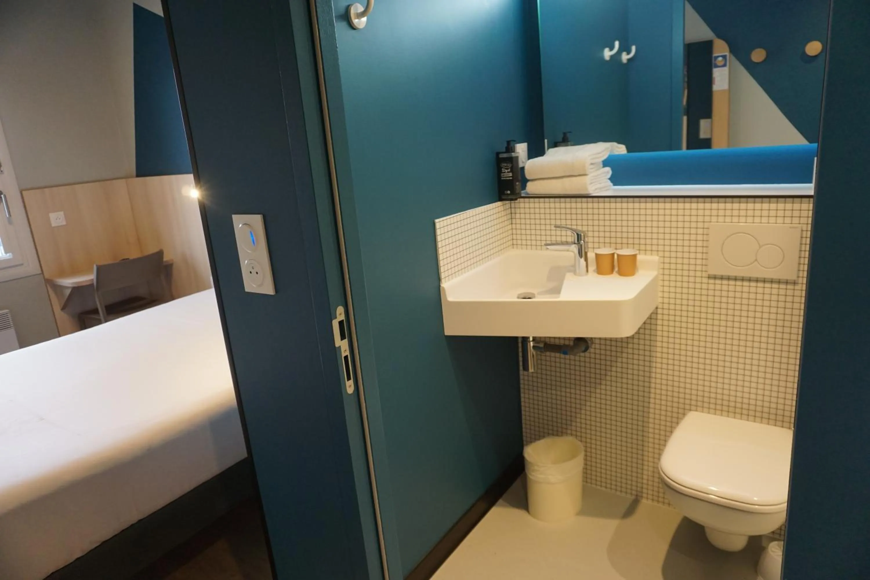 Shower in ibis budget Honfleur Centre