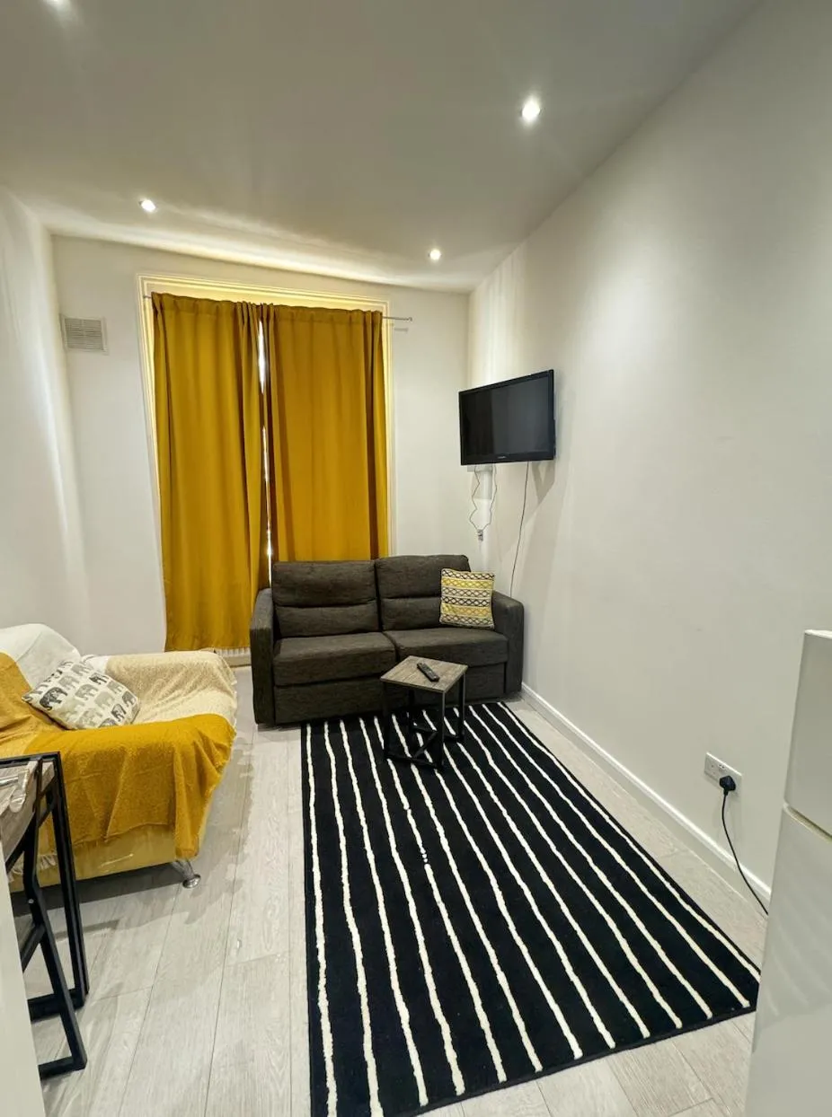 Living room, Bed in Smart Homes