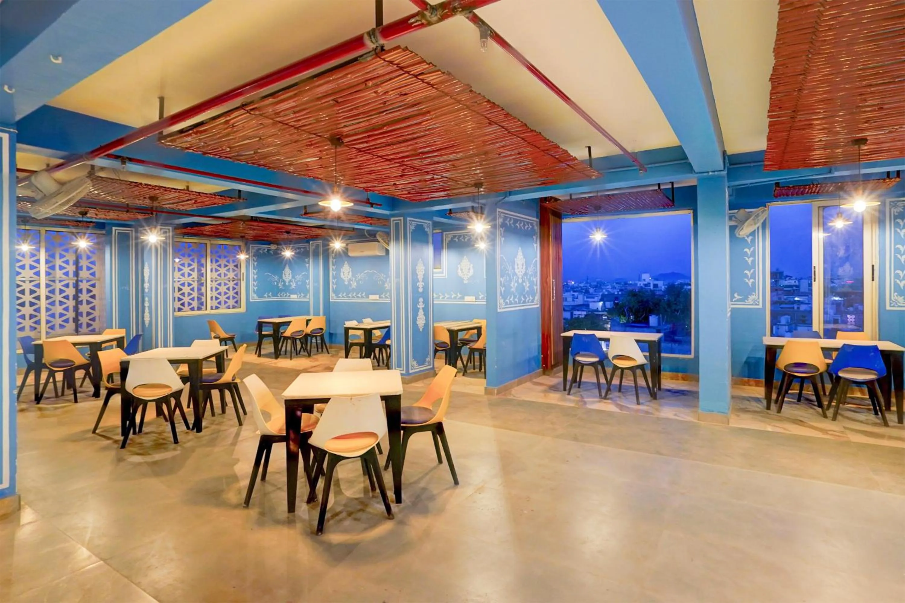 Restaurant/places to eat in Super Townhouse Alwar Formerly Hotel Lindo Lugar