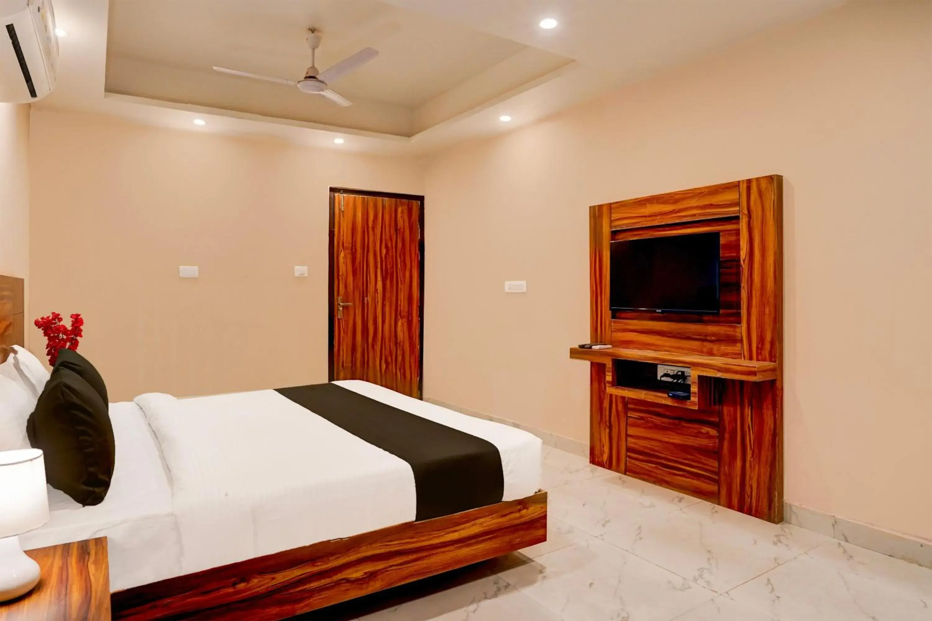 Bedroom, Bed in Super Townhouse Alwar Formerly Hotel Lindo Lugar Bedroom, Bed in Super Townhouse Alwar Formerly Hotel Lindo Lugar