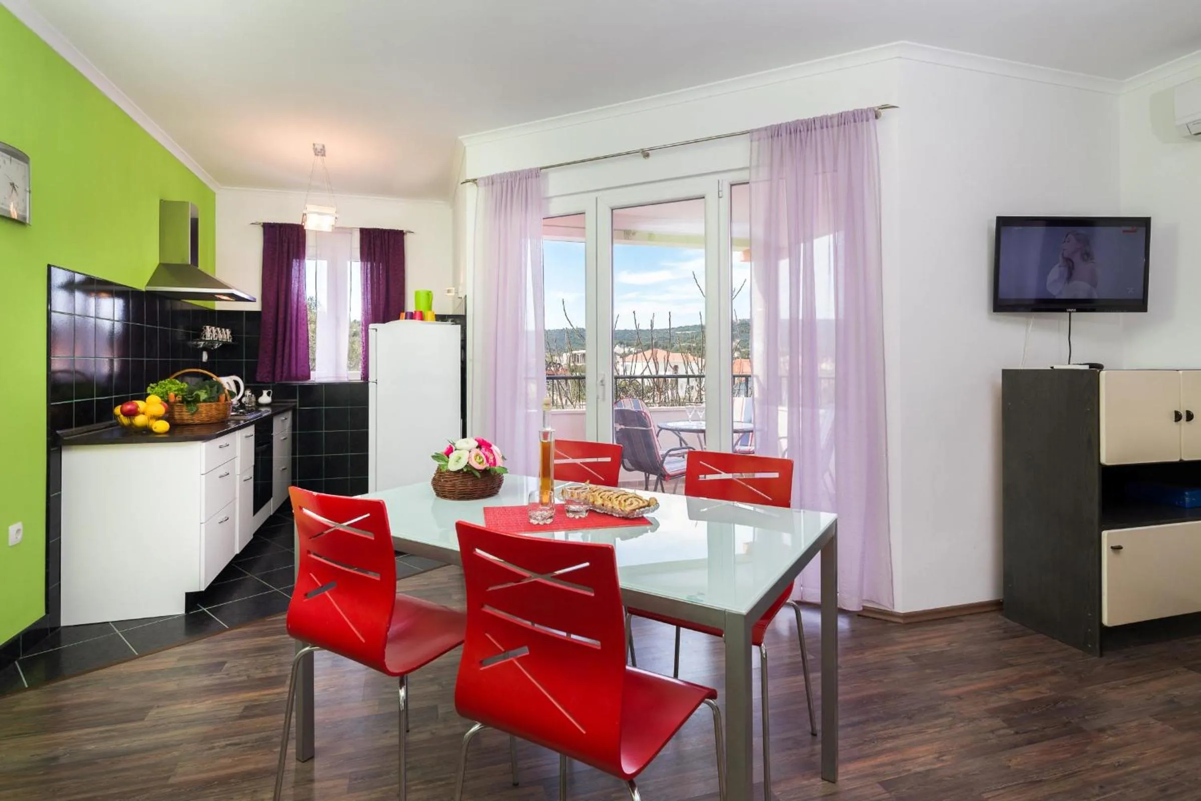 1 - Modern apt w big garden & terrace w sea view