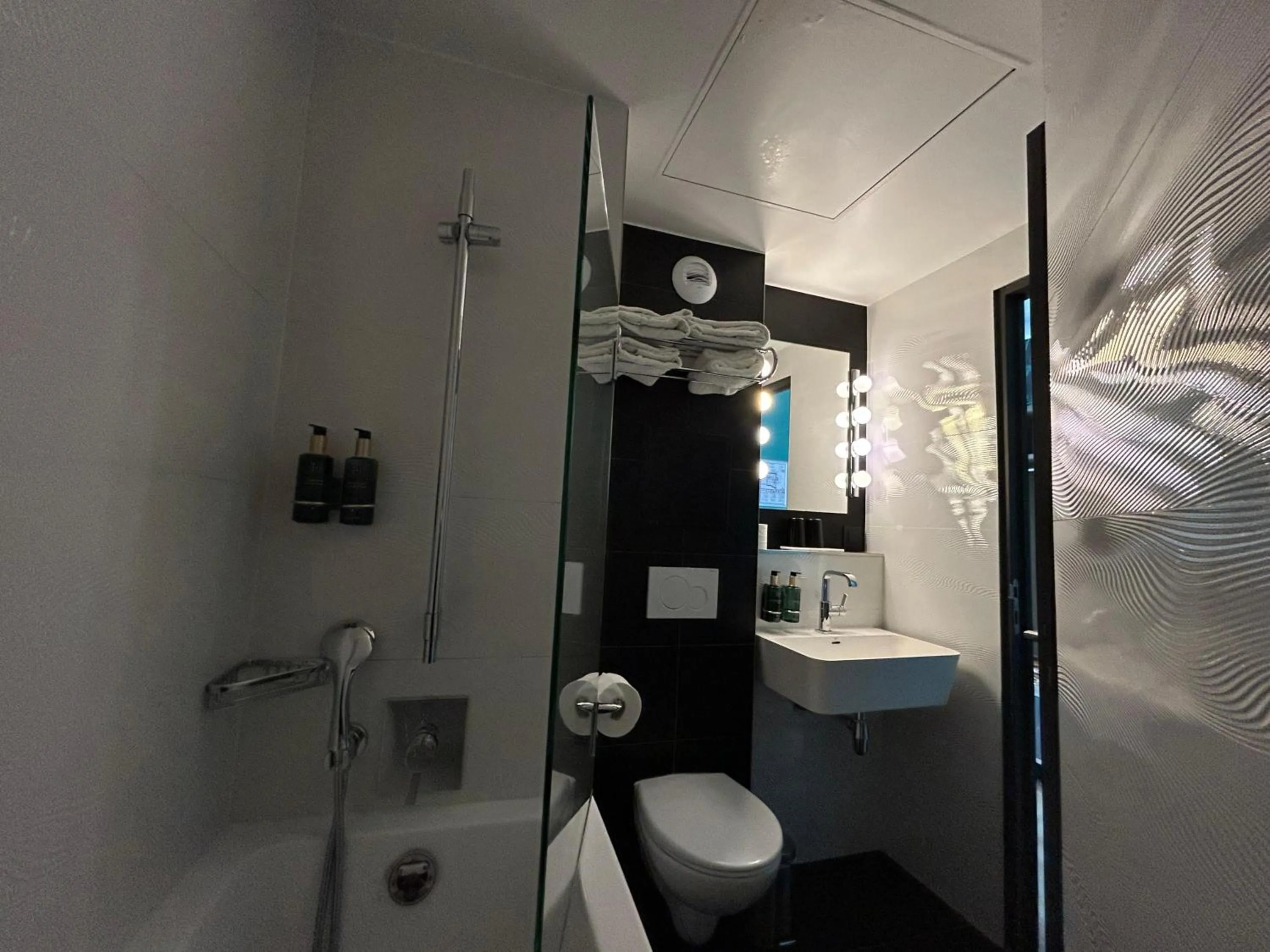 Bathroom in Hôtel La Parizienne - Proche Montparnasse
