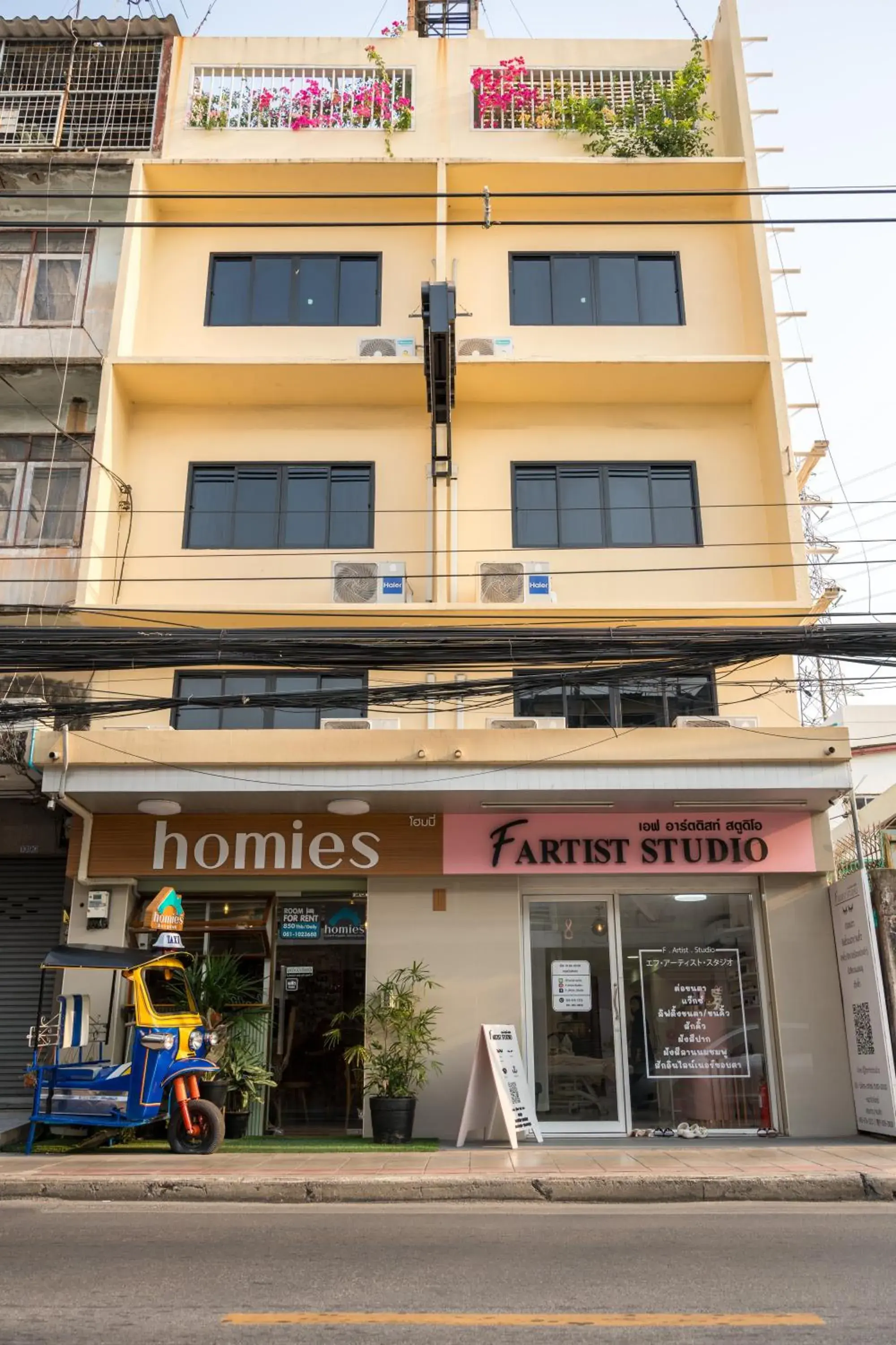 Property building in Homies Ratchada Hotel Property building in Homies Ratchada Hotel