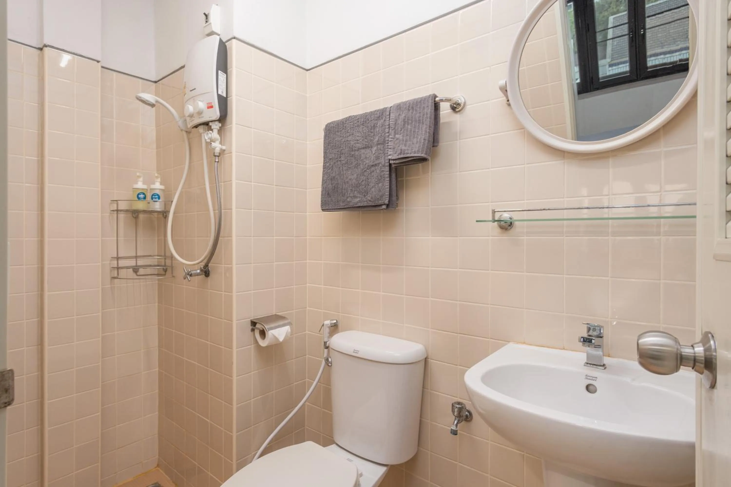 Bathroom in Homies Ratchada Hotel