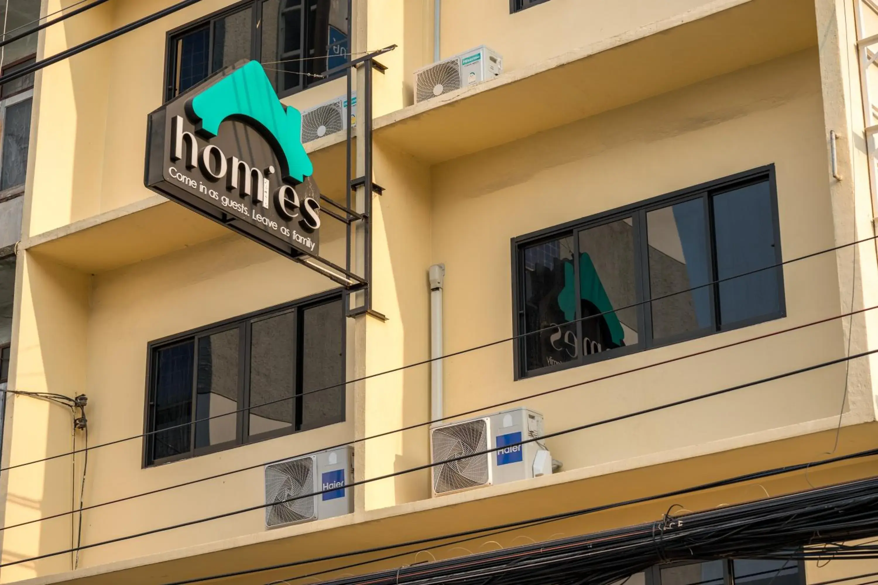 Property building in Homies Ratchada Hotel Property building in Homies Ratchada Hotel