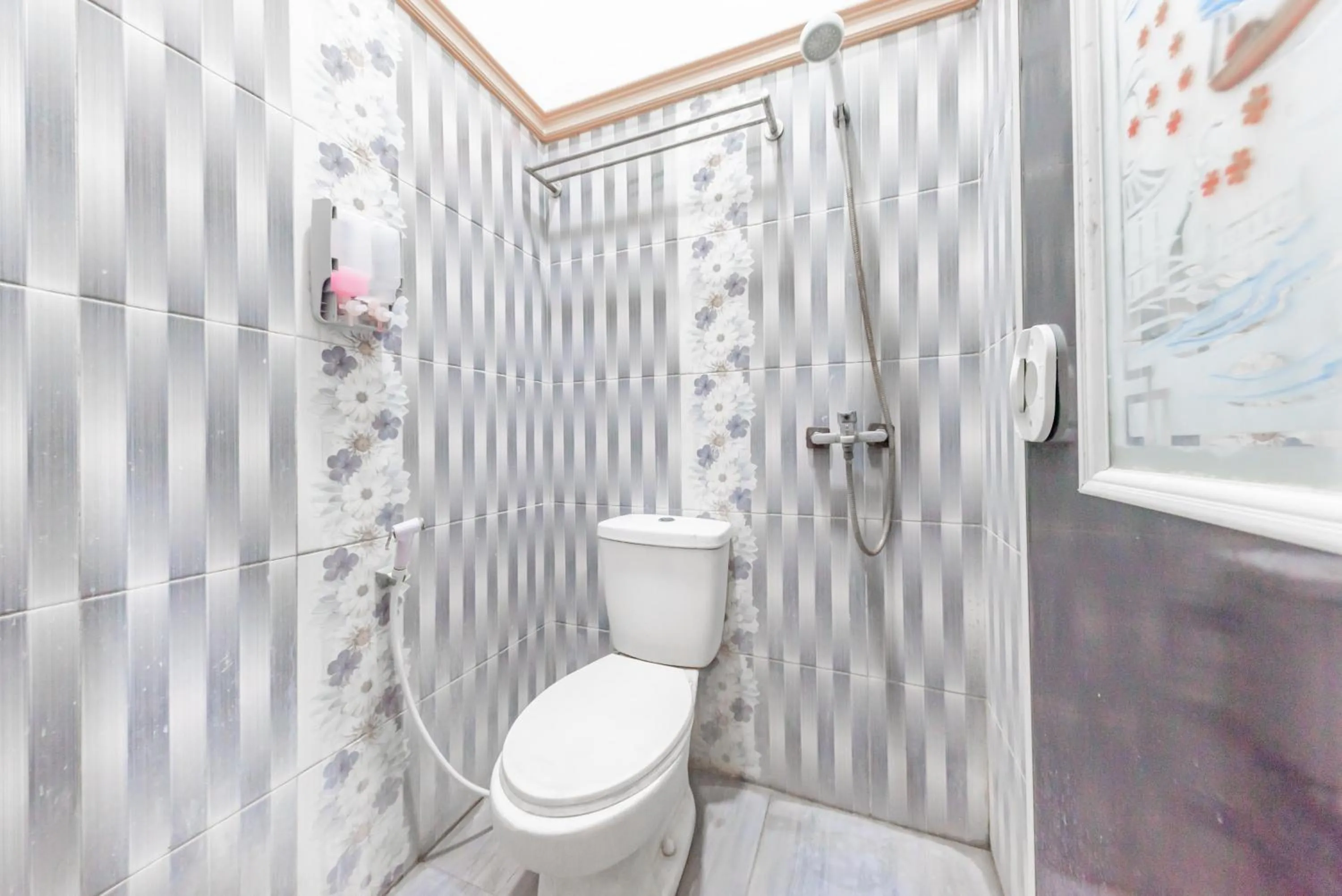 Bathroom in Urbanview Hotel Rifal Home Tegal