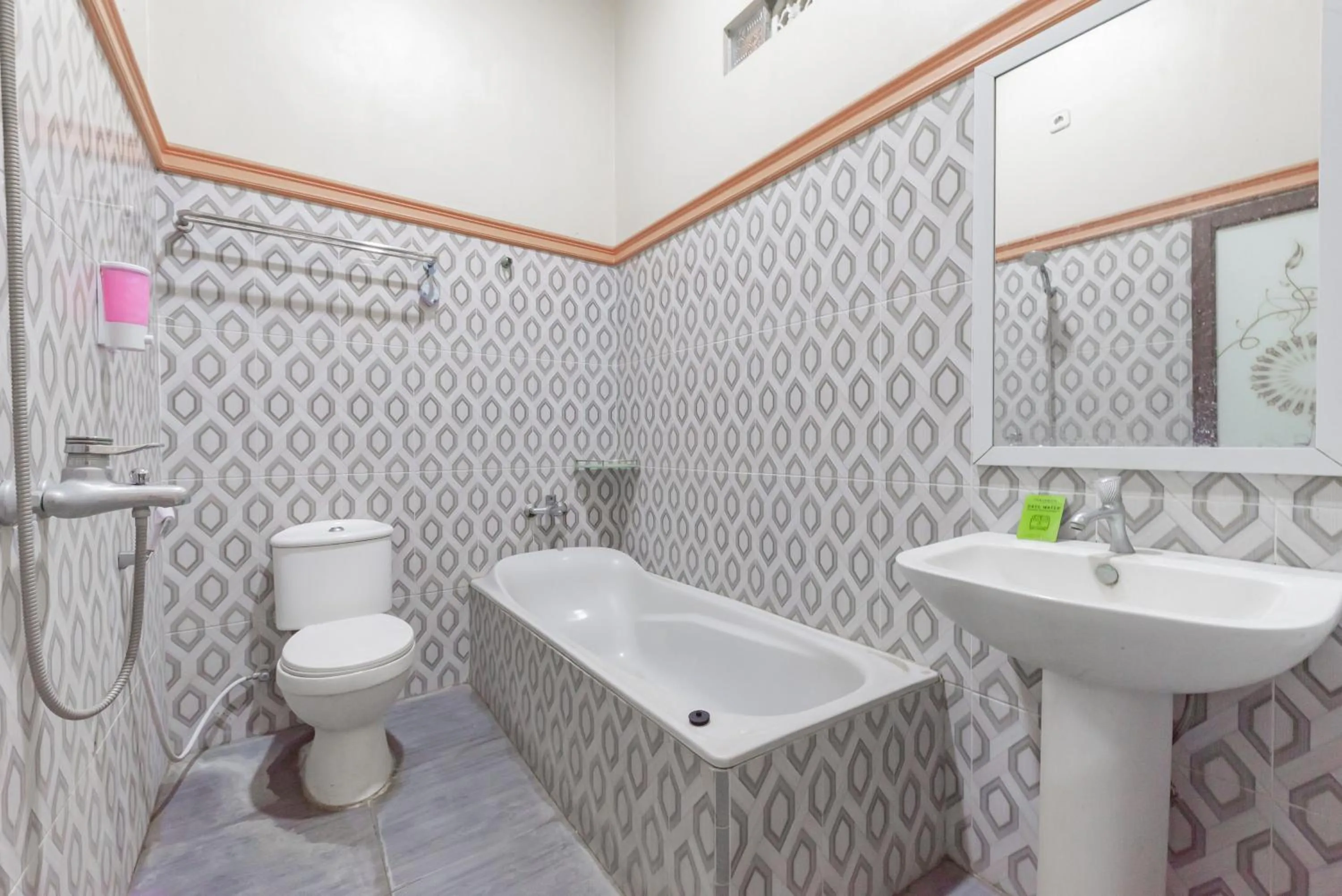 Bathroom in Urbanview Hotel Rifal Home Tegal