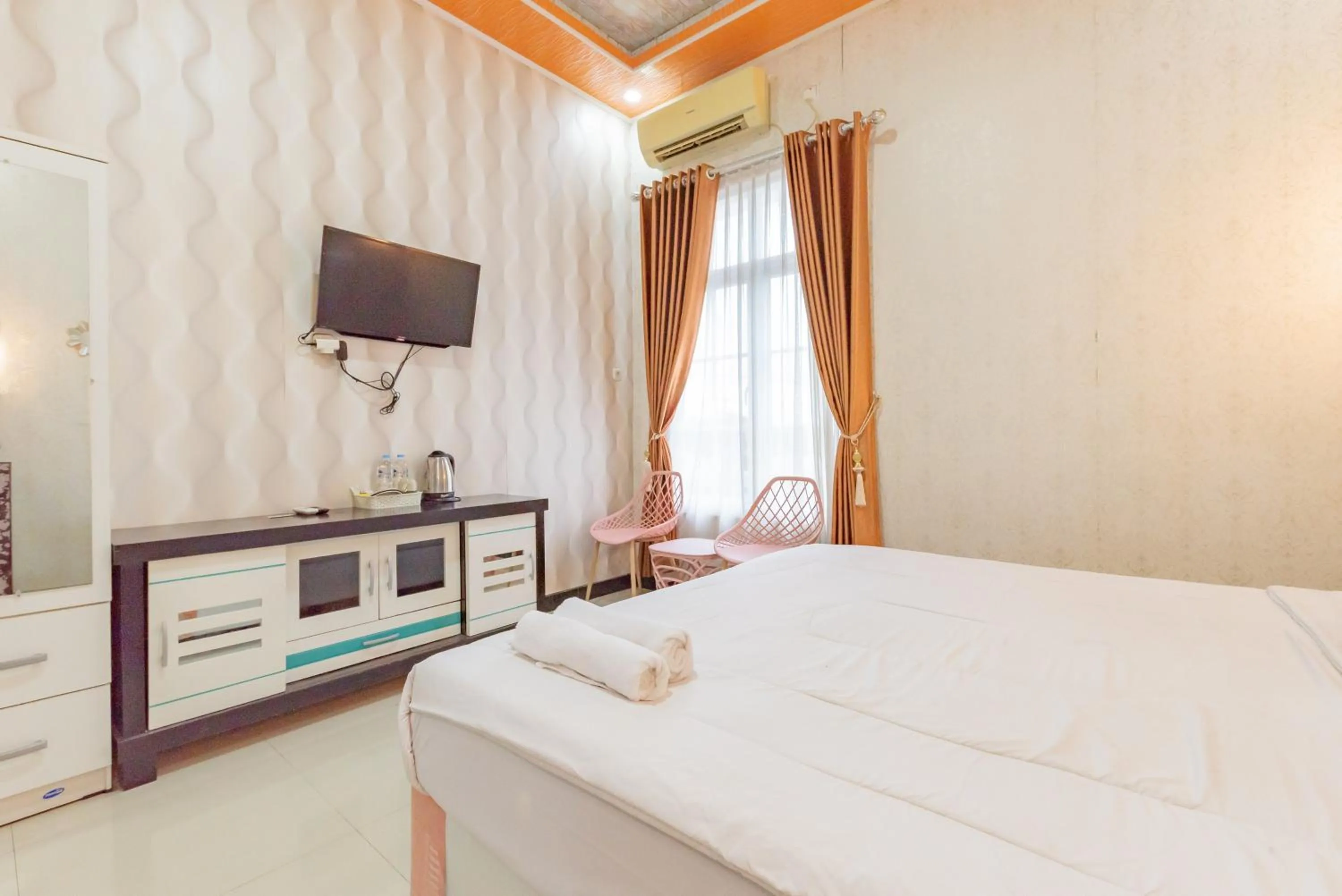 Bedroom, Bed in Urbanview Hotel Rifal Home Tegal