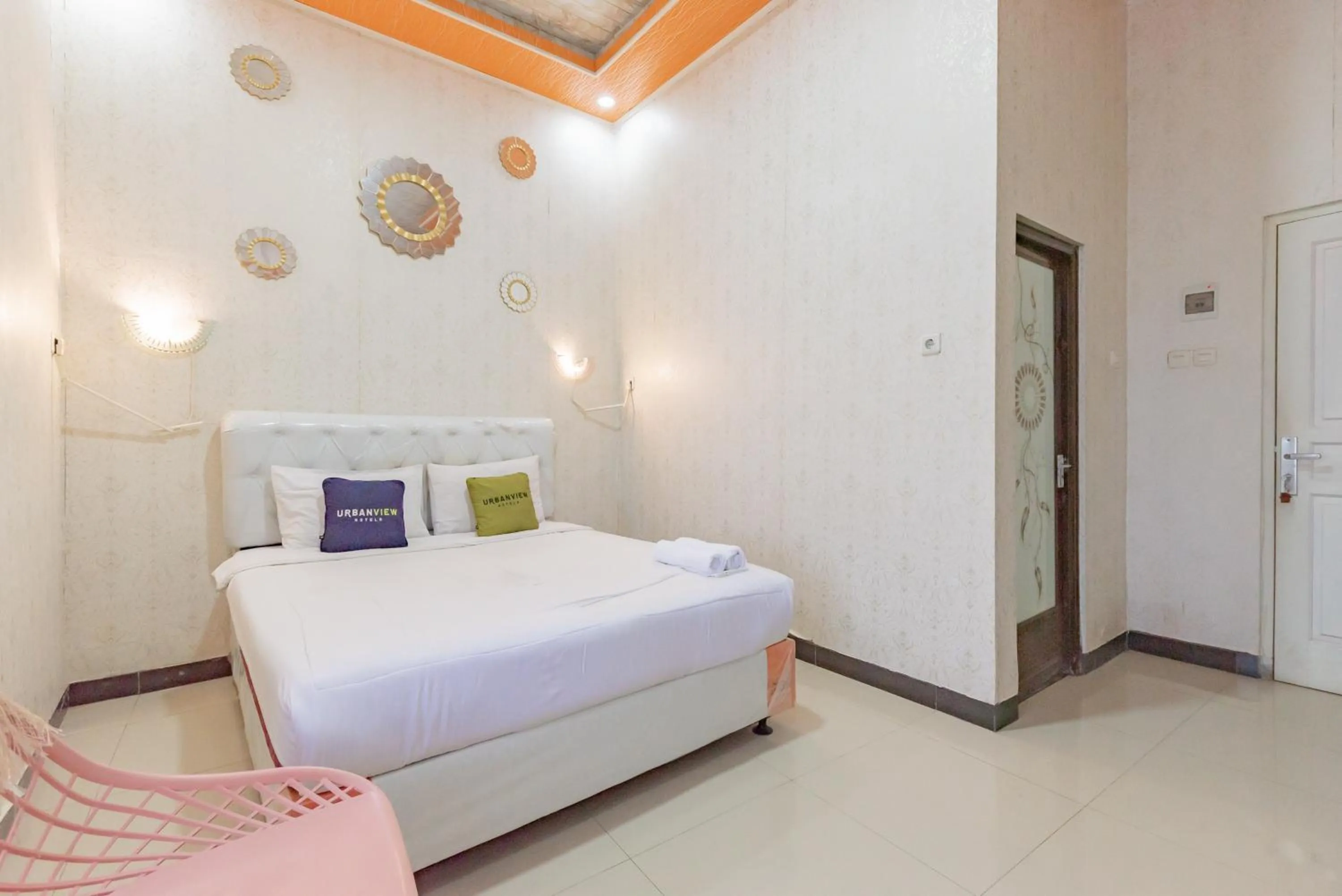 Bedroom, Bed in Urbanview Hotel Rifal Home Tegal