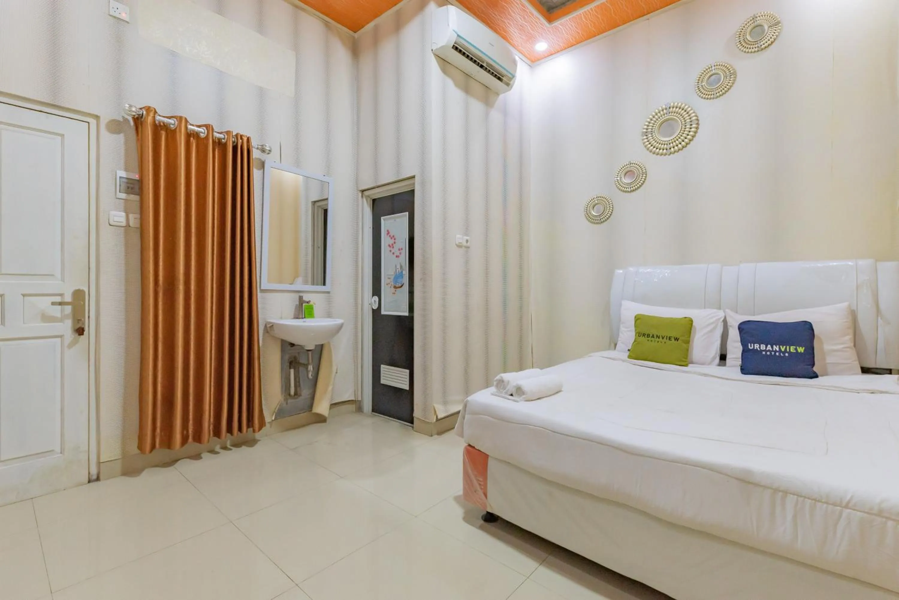 Bedroom, Bed in Urbanview Hotel Rifal Home Tegal
