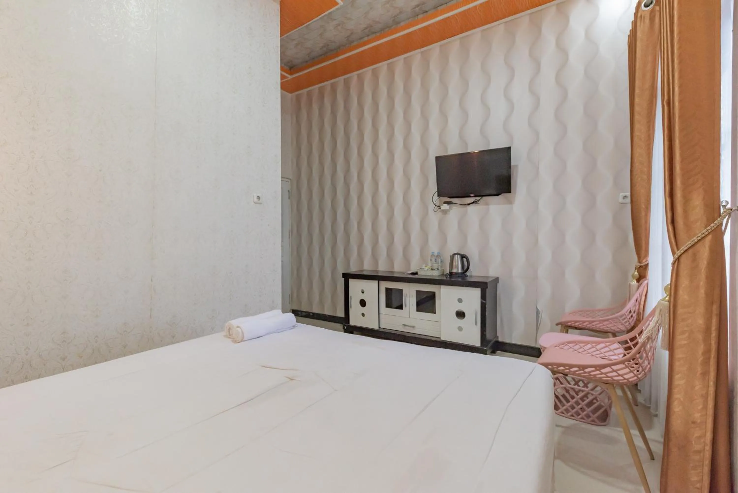 Bedroom, Bed in Urbanview Hotel Rifal Home Tegal