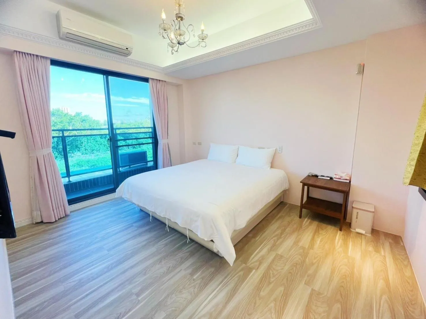 Queen Room with Balcony in 香艸天空