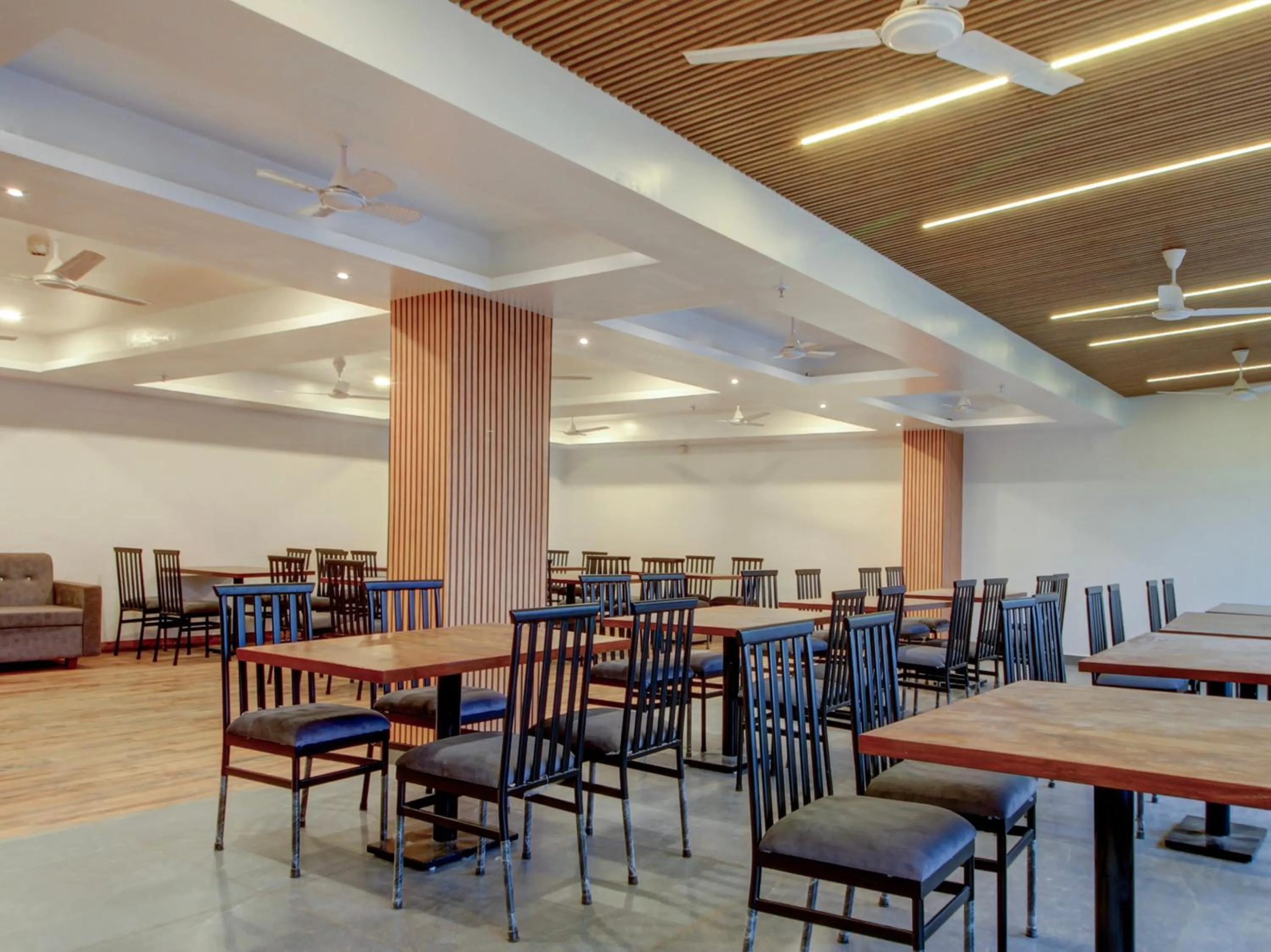 Restaurant/places to eat in Super Townhouse Madgaon