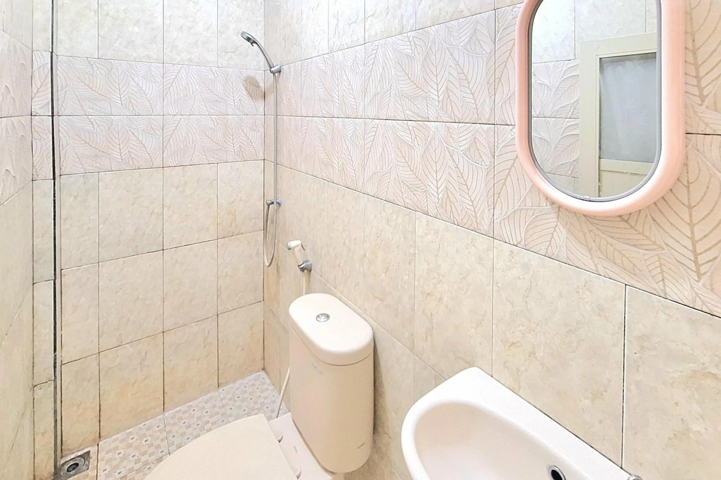 Bathroom in Griya Pradipa Syariah Near Balai Kota Batu Mitra RedDoorz